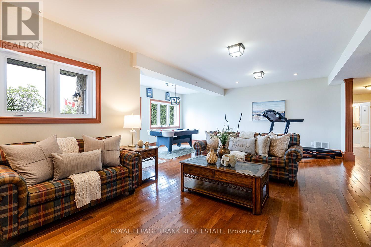 












24 GILSON POINT PLACE

,
Kawartha Lakes (Mariposa),




Ontario
K0M2C0


