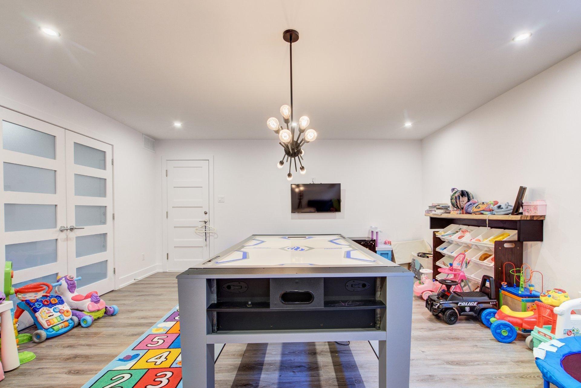 









863


Rue Deslauriers

,
La Prairie,




QC
J5R1L7


