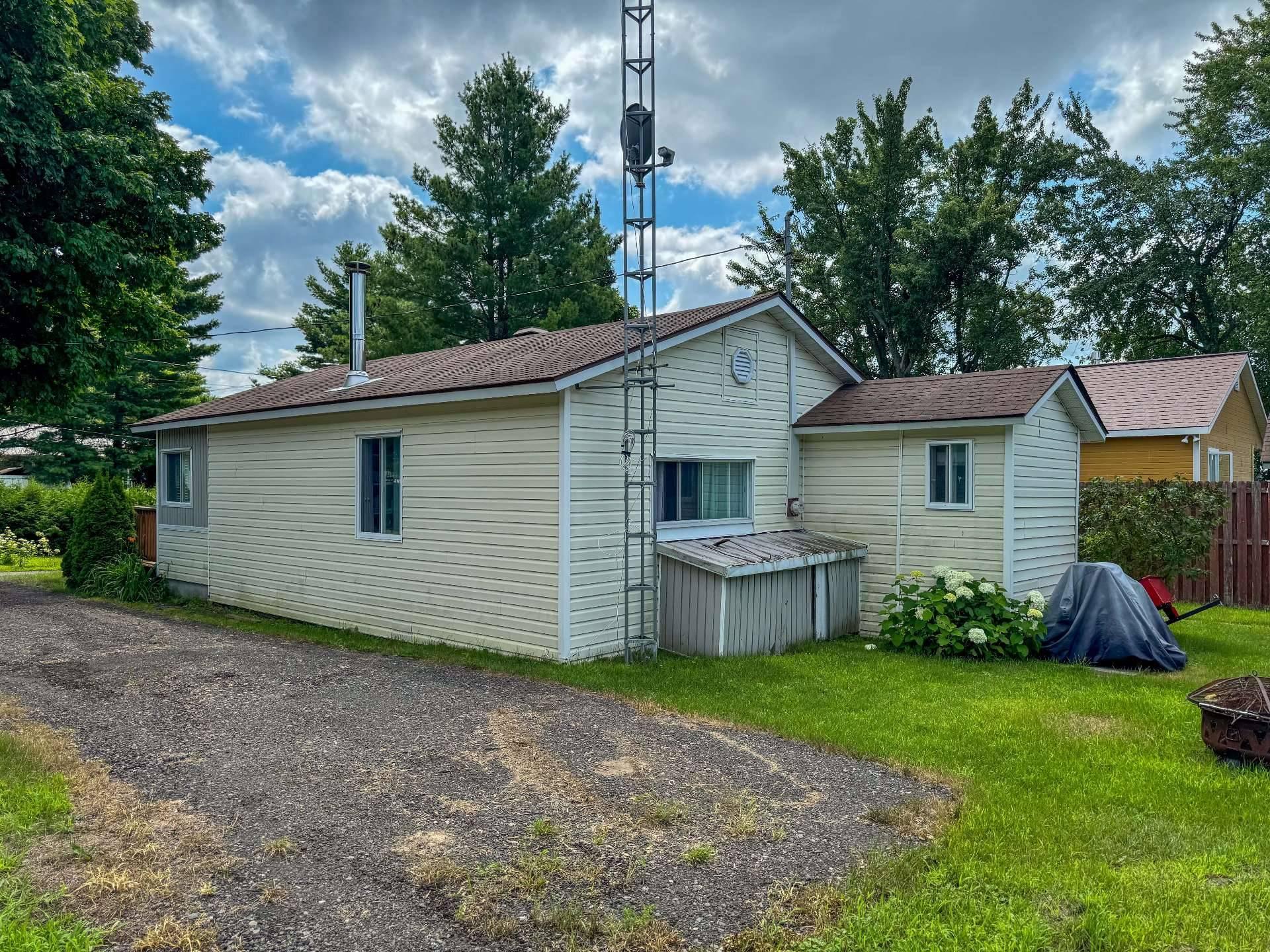 









17


Rue Beach

,
Grenville-sur-la-Rouge,




QC
J0V1B0

