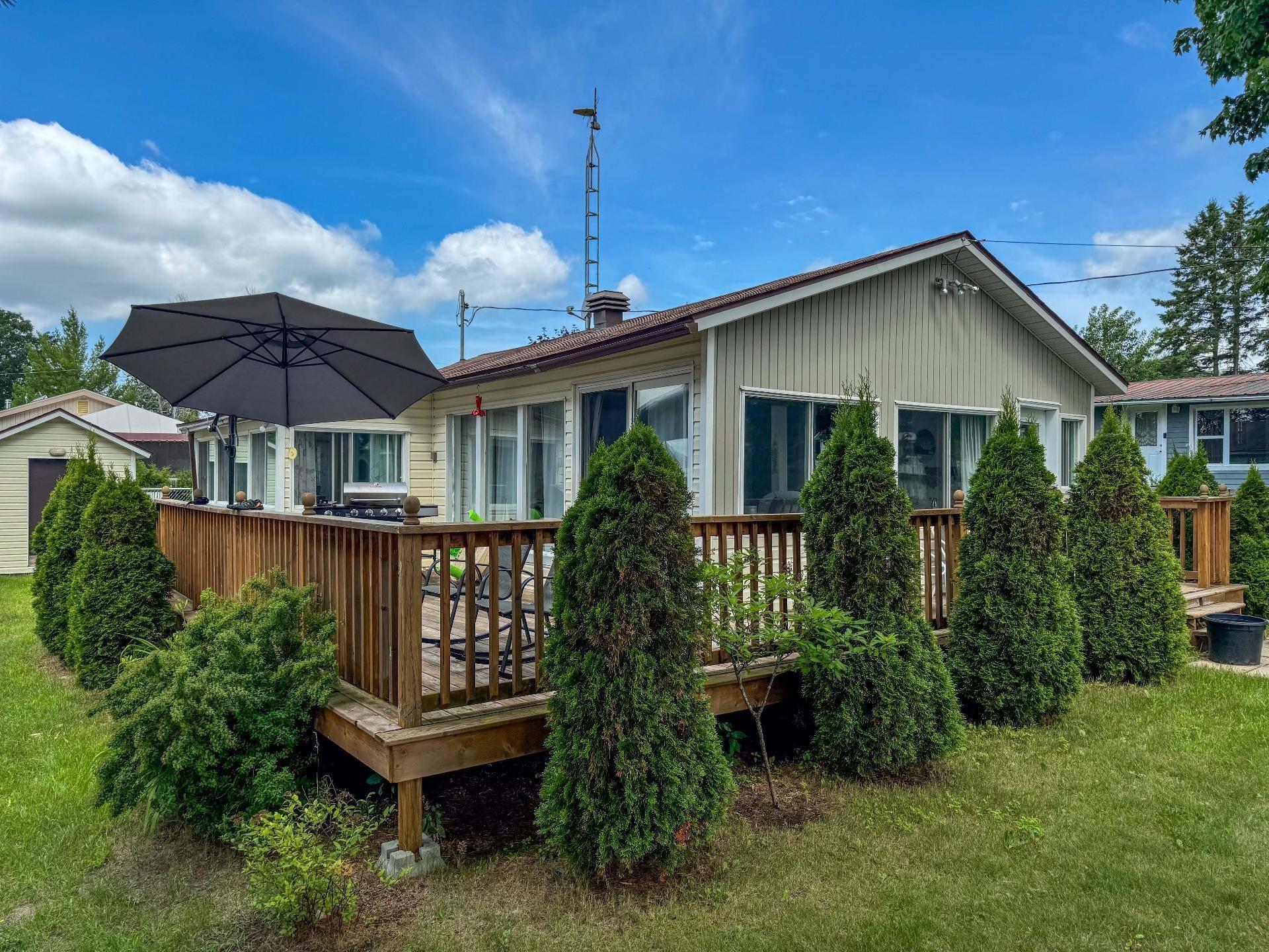 









17


Rue Beach

,
Grenville-sur-la-Rouge,




QC
J0V1B0

