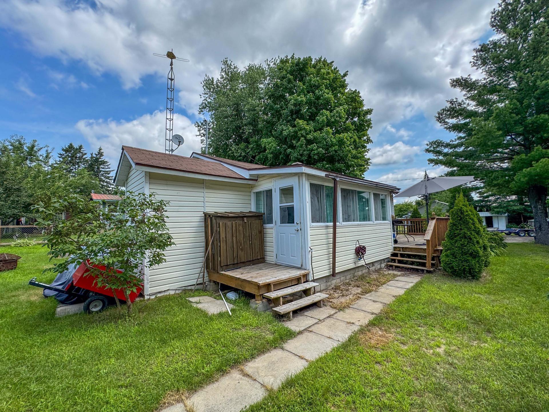 









17


Rue Beach

,
Grenville-sur-la-Rouge,




QC
J0V1B0

