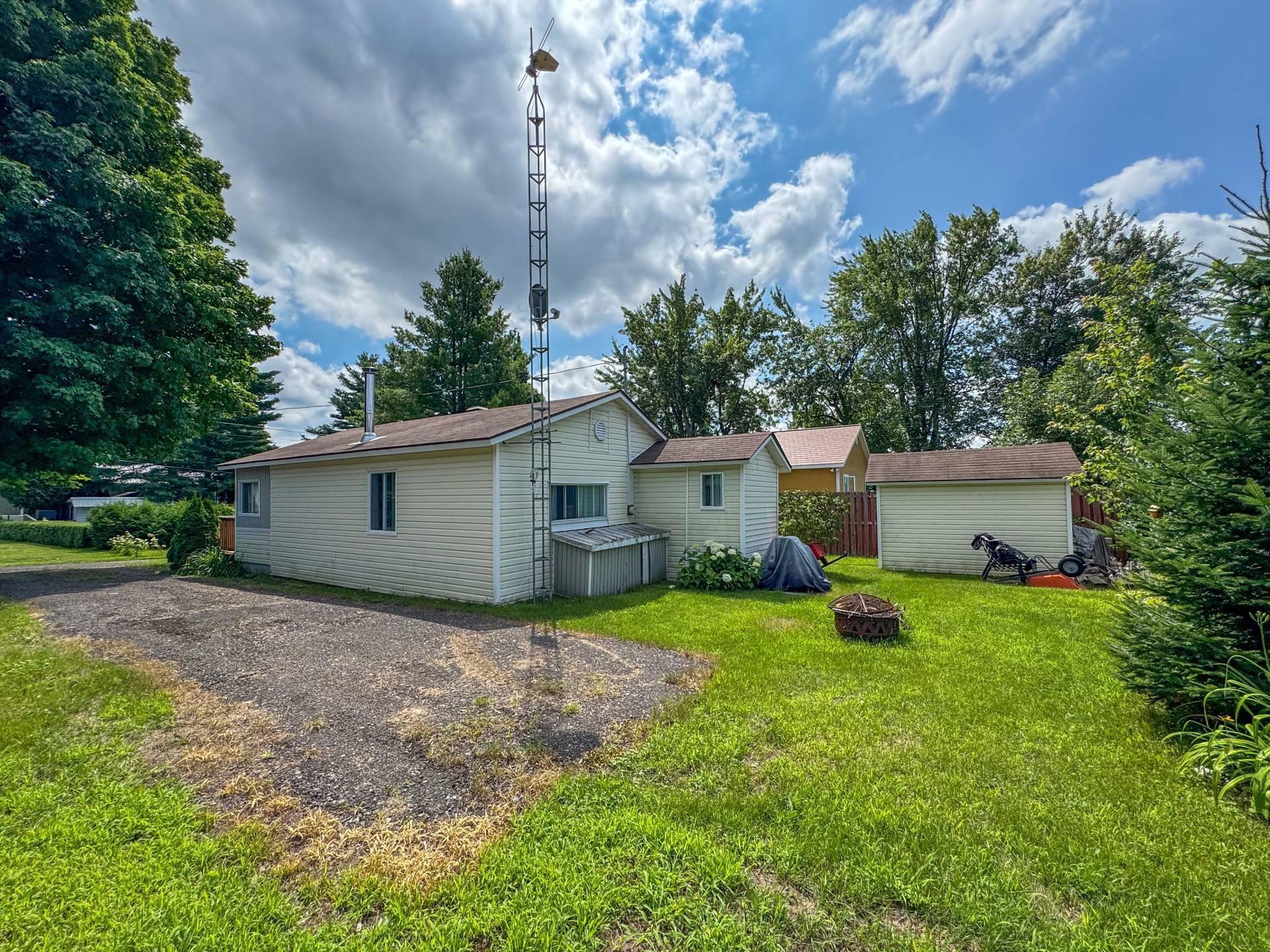 









17


Rue Beach

,
Grenville-sur-la-Rouge,




QC
J0V1B0

