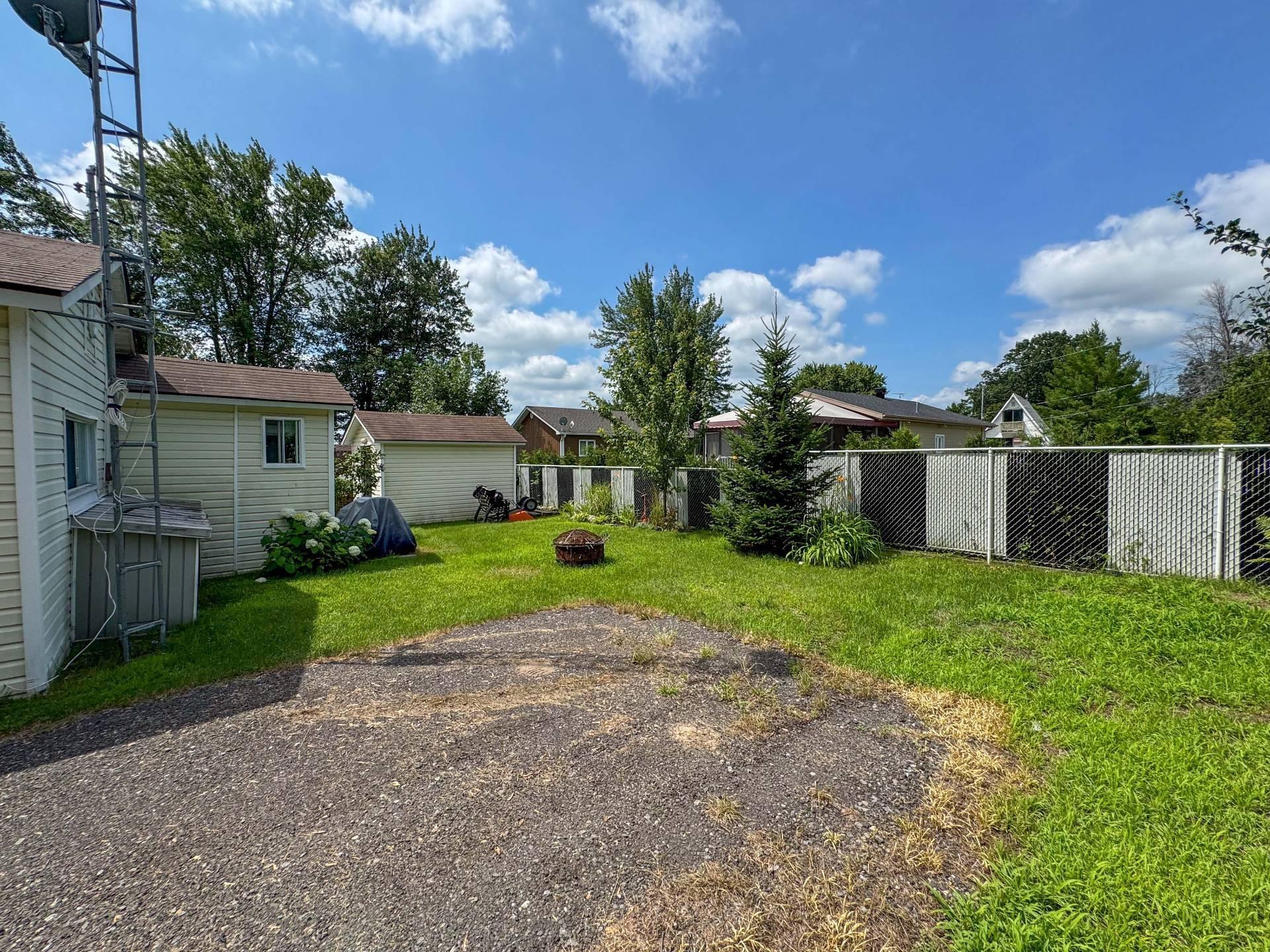 









17


Rue Beach

,
Grenville-sur-la-Rouge,




QC
J0V1B0

