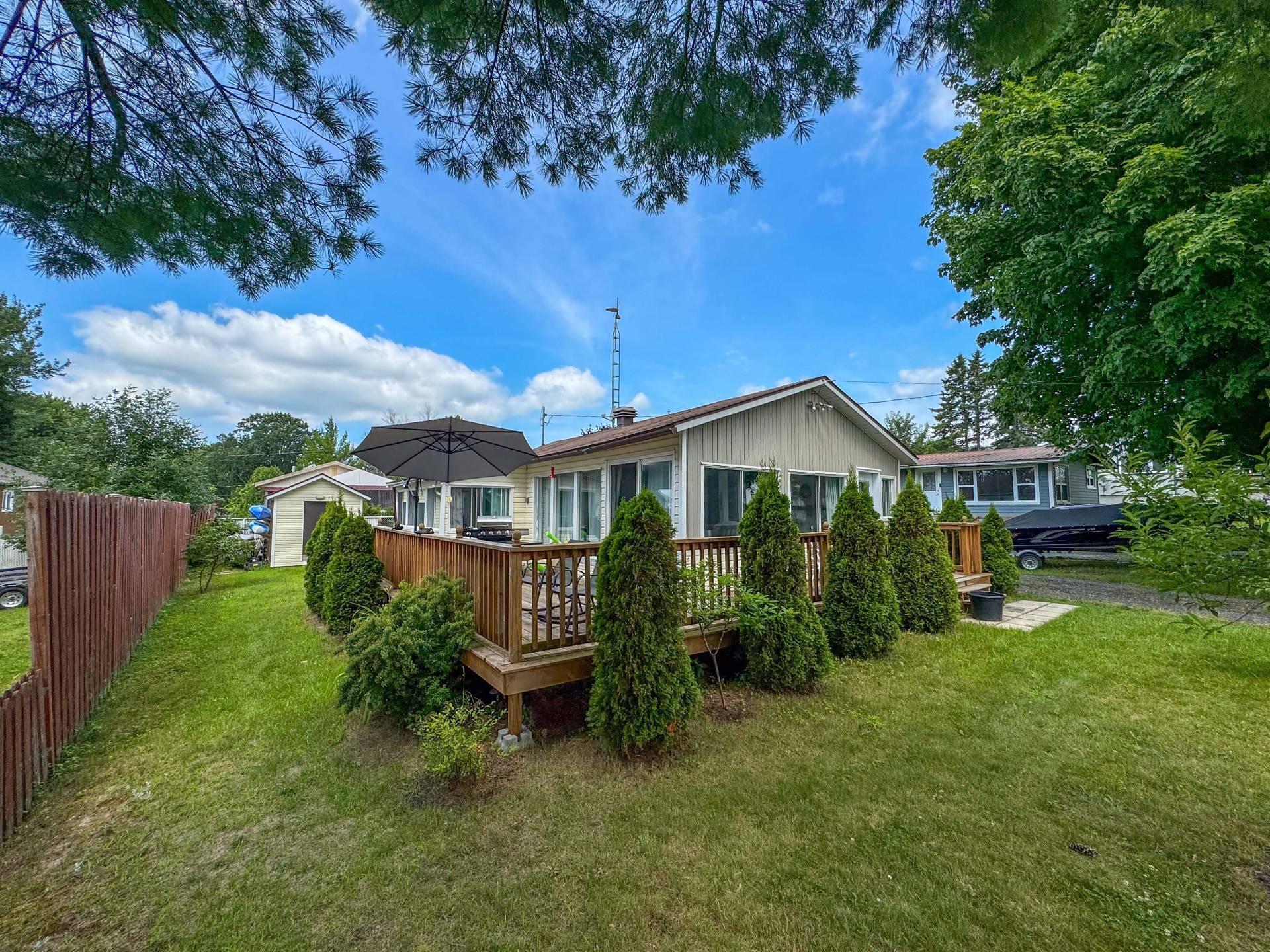 









17


Rue Beach

,
Grenville-sur-la-Rouge,




QC
J0V1B0

