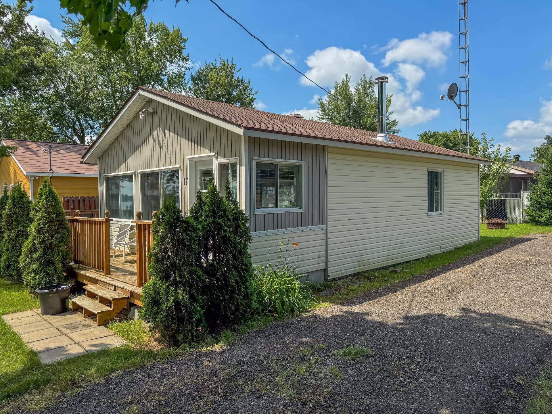 









17


Rue Beach

,
Grenville-sur-la-Rouge,




QC
J0V1B0

