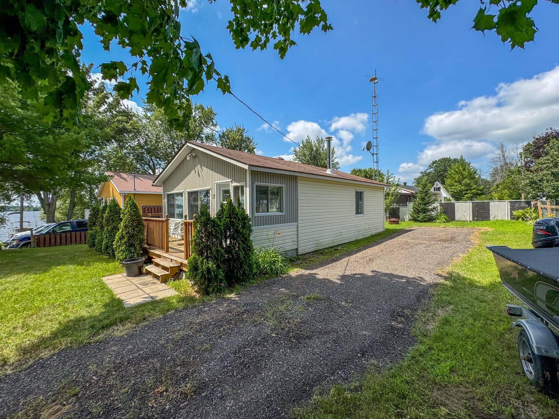 









17


Rue Beach

,
Grenville-sur-la-Rouge,




QC
J0V1B0

