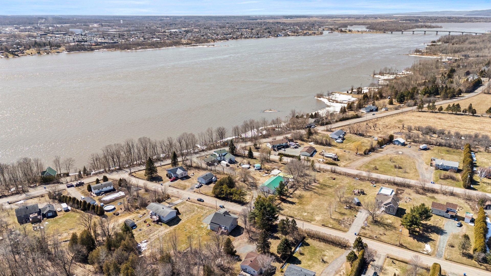 









5


Mtée Crooks

,
Grenville-sur-la-Rouge,




QC
J0V1B0

