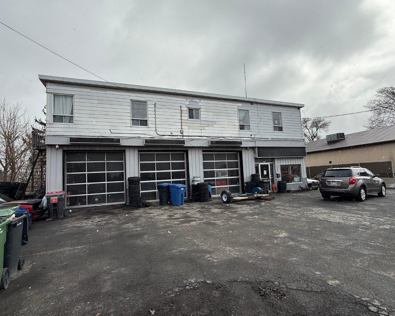 









323


Boul. St-Luc

,
Saint-Jean-sur-Richelieu,




QC
J2W2A3


