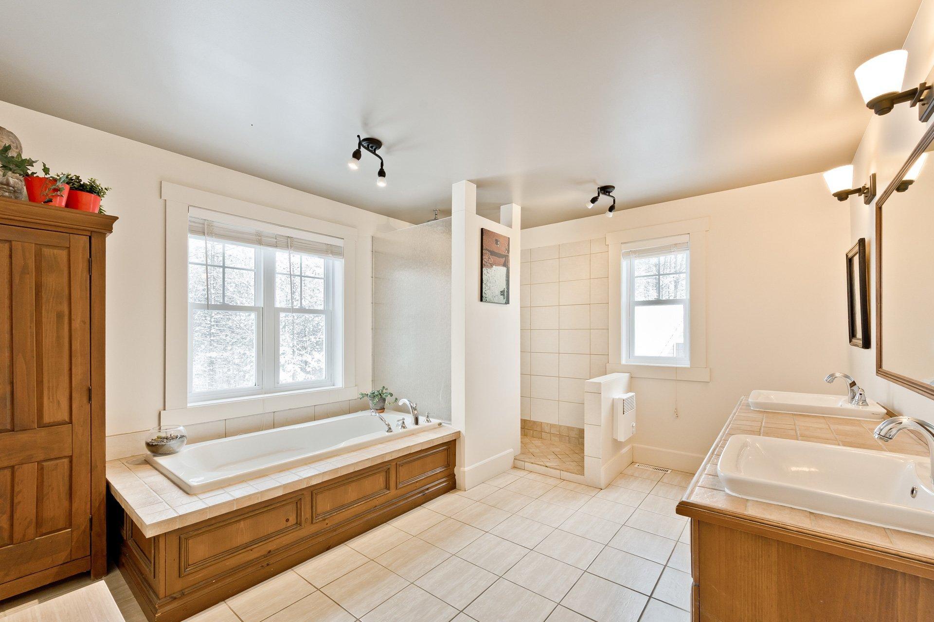 









5917


Ch. de Val-du-Lac

,
Sherbrooke (Brompton/Rock Forest/Saint-Élie/Deauville),




QC
J1N0E9

