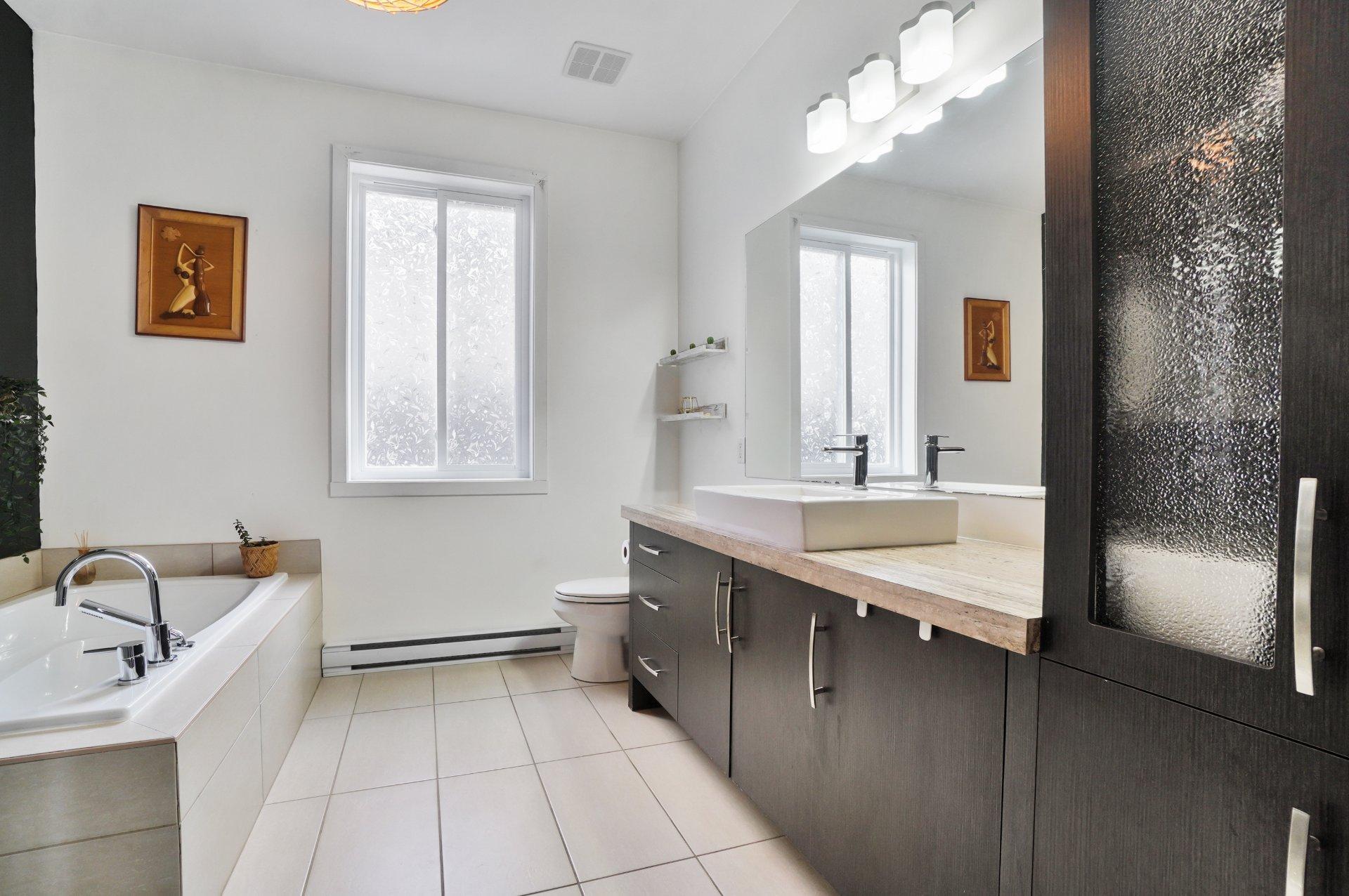 









2088


Rue de l'Estran

,
Saint-Jérôme,




QC
J5L0G5

