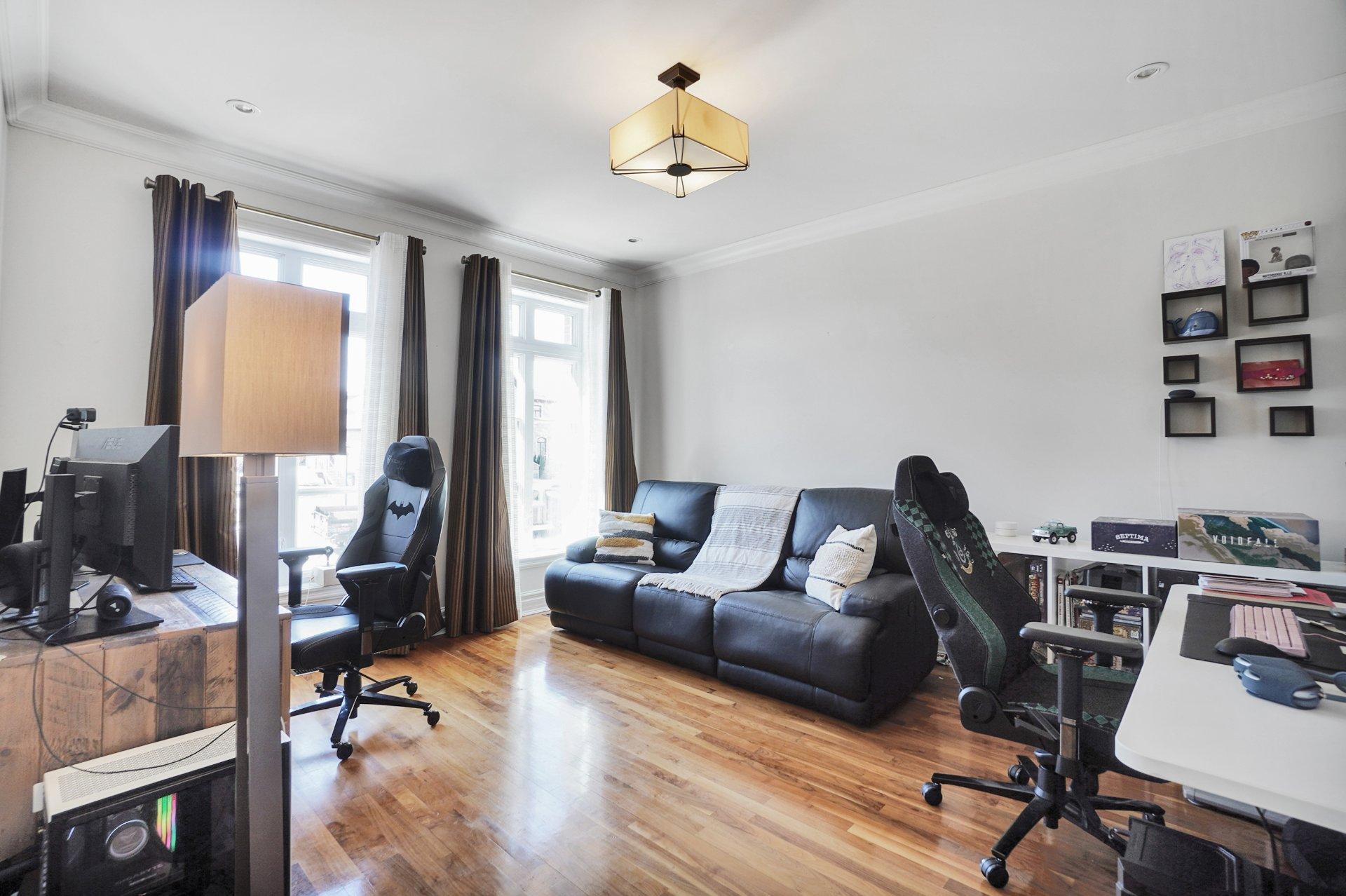 









3885


Rue Leningrad

,
Brossard,




QC
J4Y3J6

