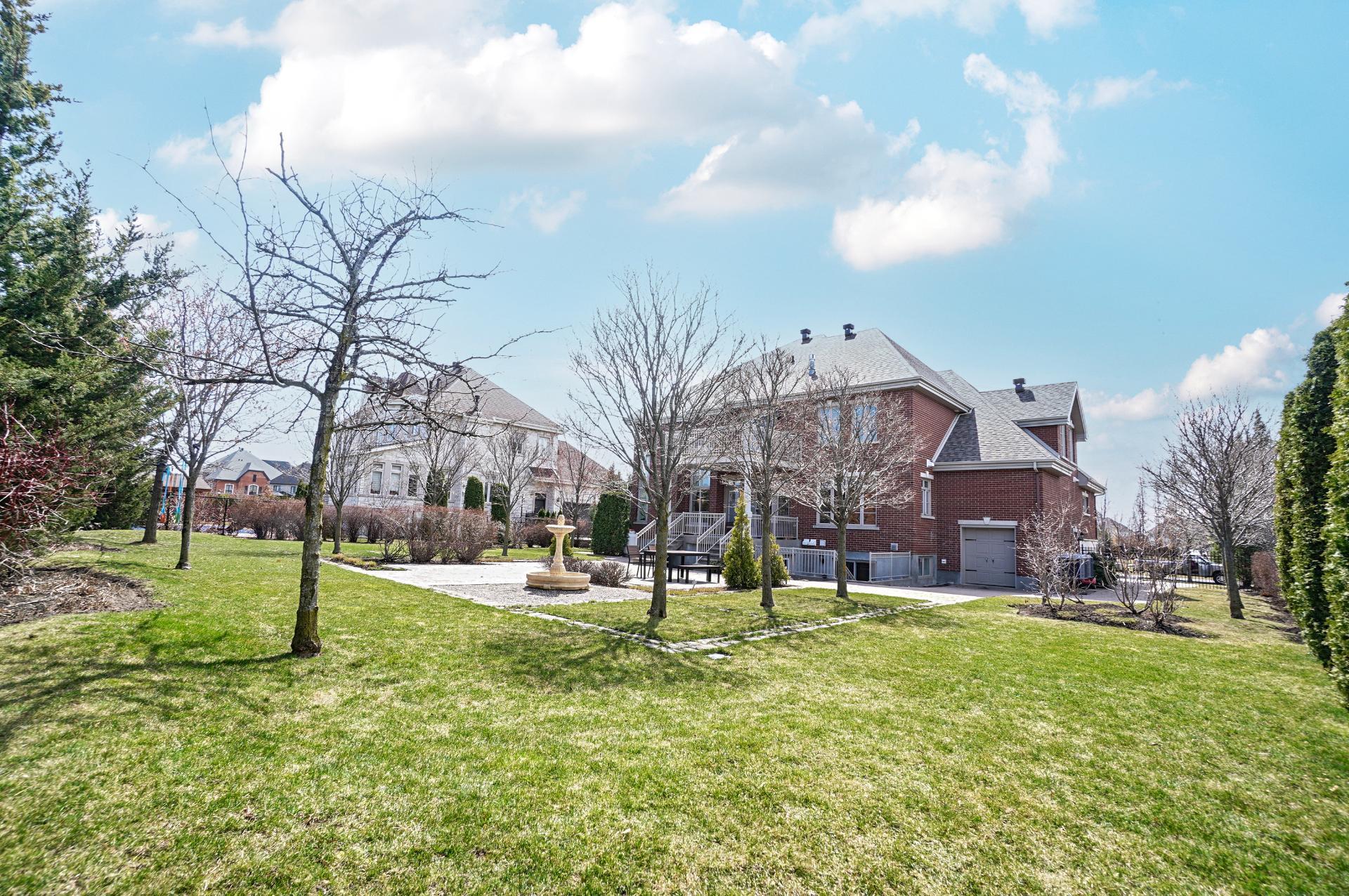 









3885


Rue Leningrad

,
Brossard,




QC
J4Y3J6

