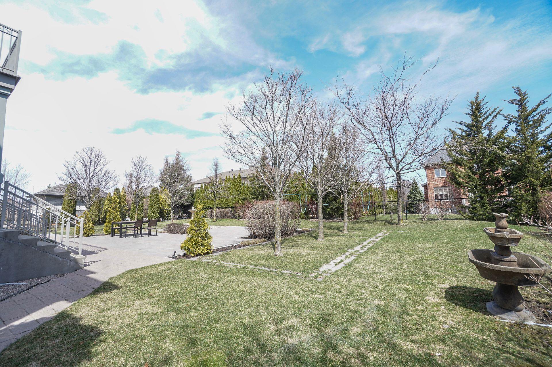









3885


Rue Leningrad

,
Brossard,




QC
J4Y3J6

