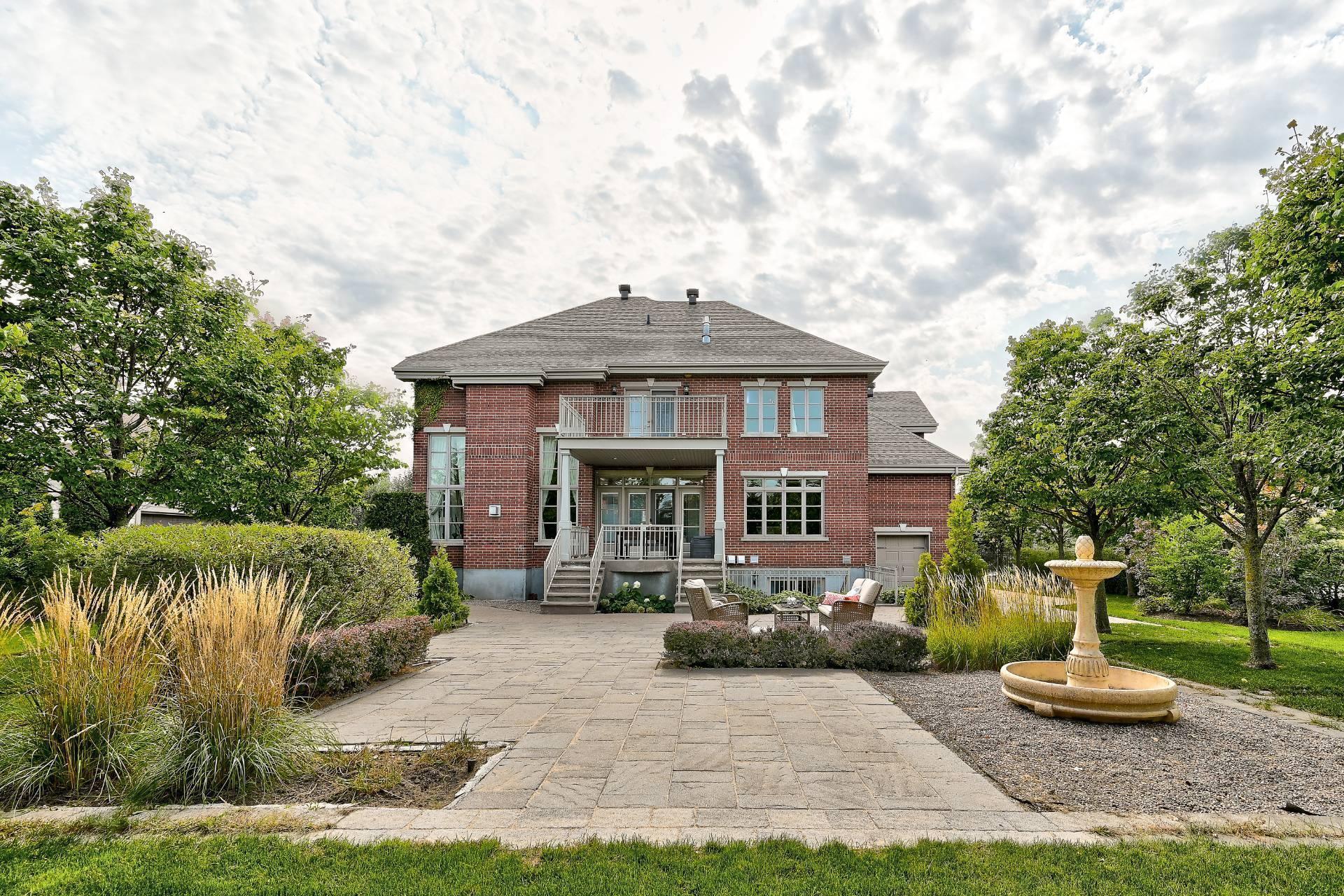 









3885


Rue Leningrad

,
Brossard,




QC
J4Y3J6

