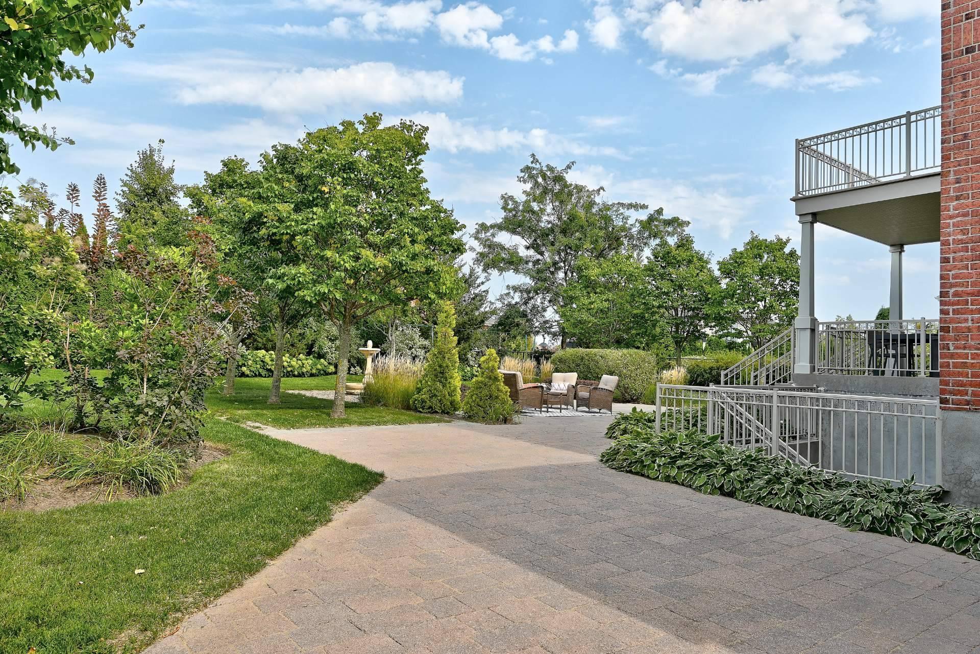 









3885


Rue Leningrad

,
Brossard,




QC
J4Y3J6

