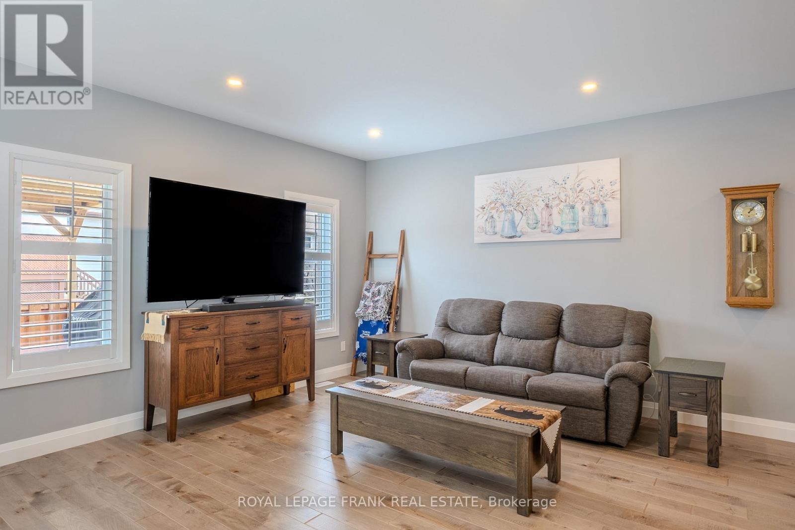 












44 BIRCH CRESCENT

,
Kawartha Lakes (Bobcaygeon),




Ontario
K0M1A0

