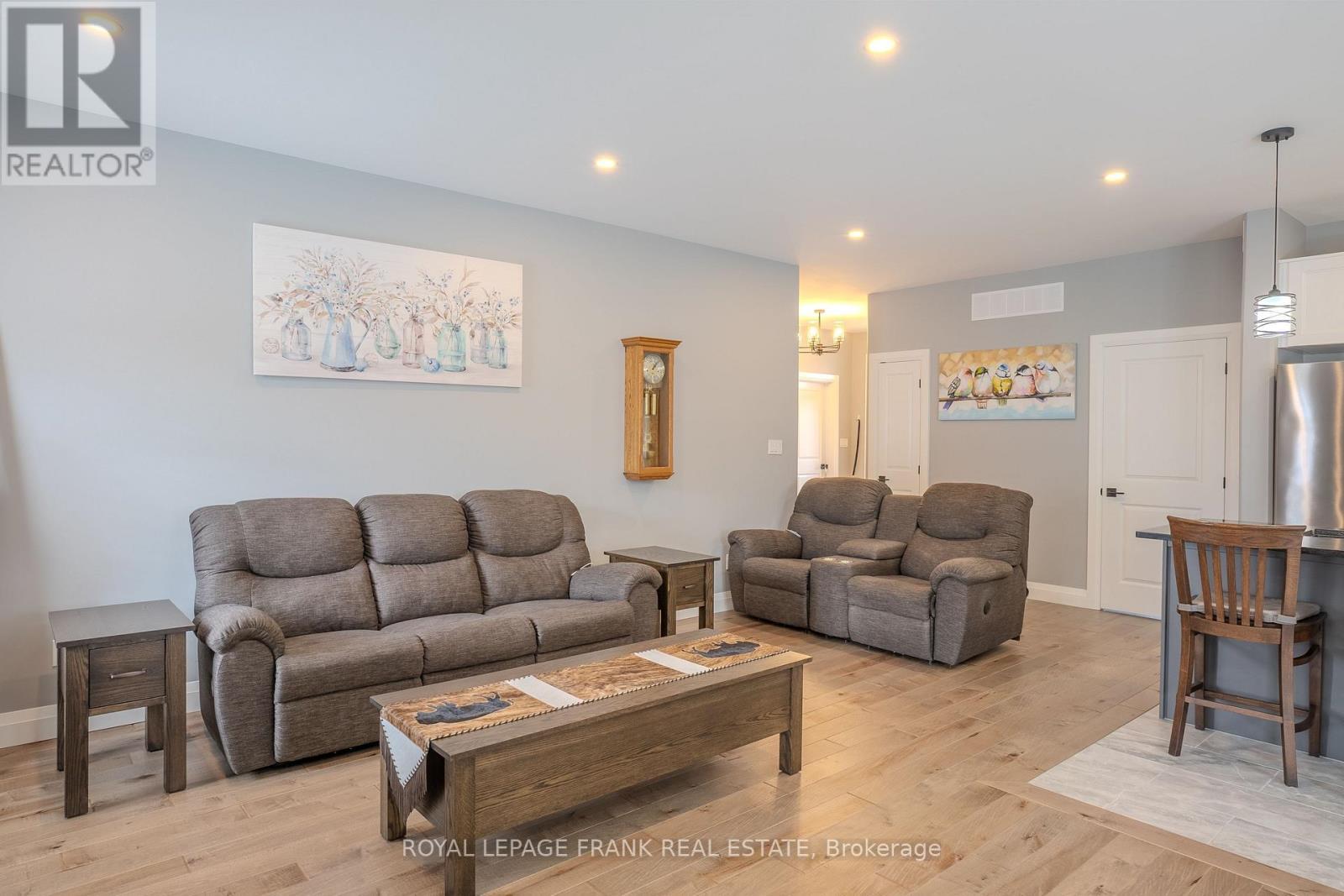 












44 BIRCH CRESCENT

,
Kawartha Lakes (Bobcaygeon),




Ontario
K0M1A0

