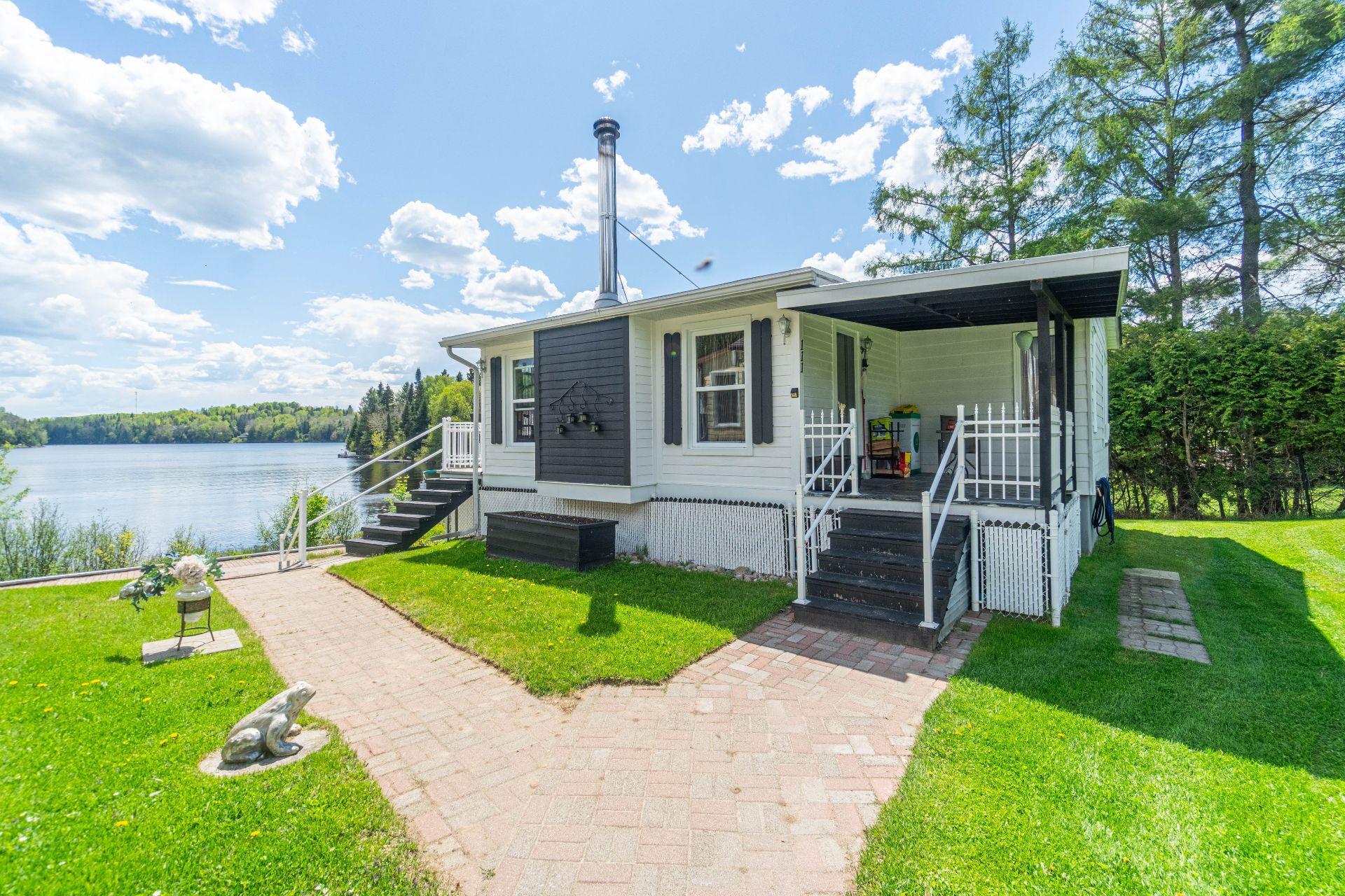 









103

 - 111


Ch. du Lac-aux-Bois-Francs O.

,
Rivière-Rouge,




QC
J0T1T0

