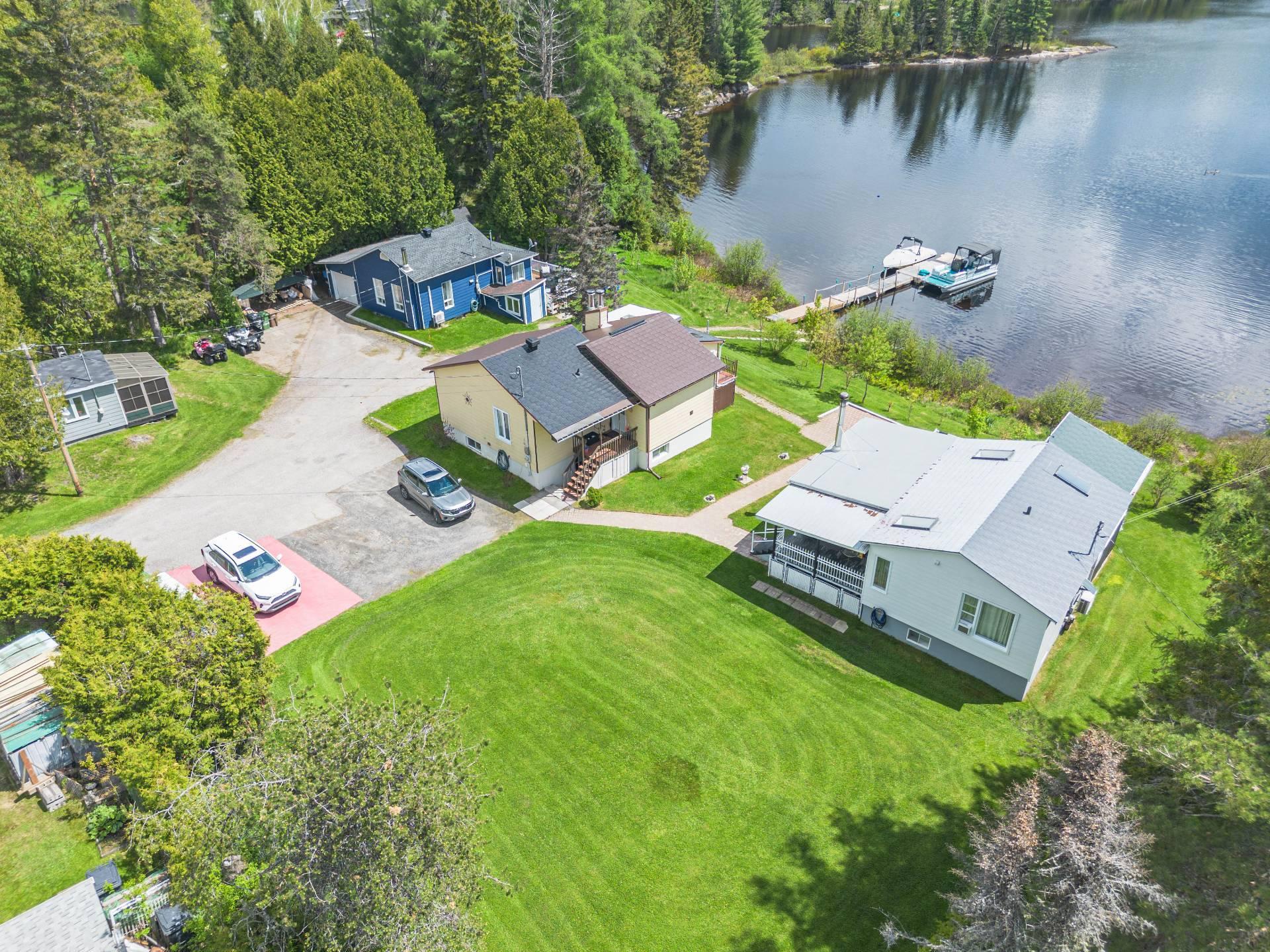 









103

 - 111


Ch. du Lac-aux-Bois-Francs O.

,
Rivière-Rouge,




QC
J0T1T0

