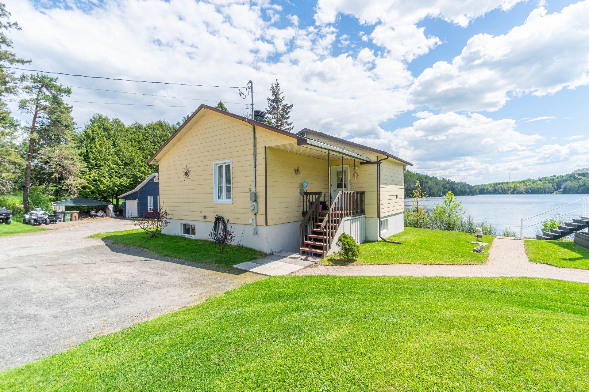 









103

 - 111


Ch. du Lac-aux-Bois-Francs O.

,
Rivière-Rouge,




QC
J0T1T0

