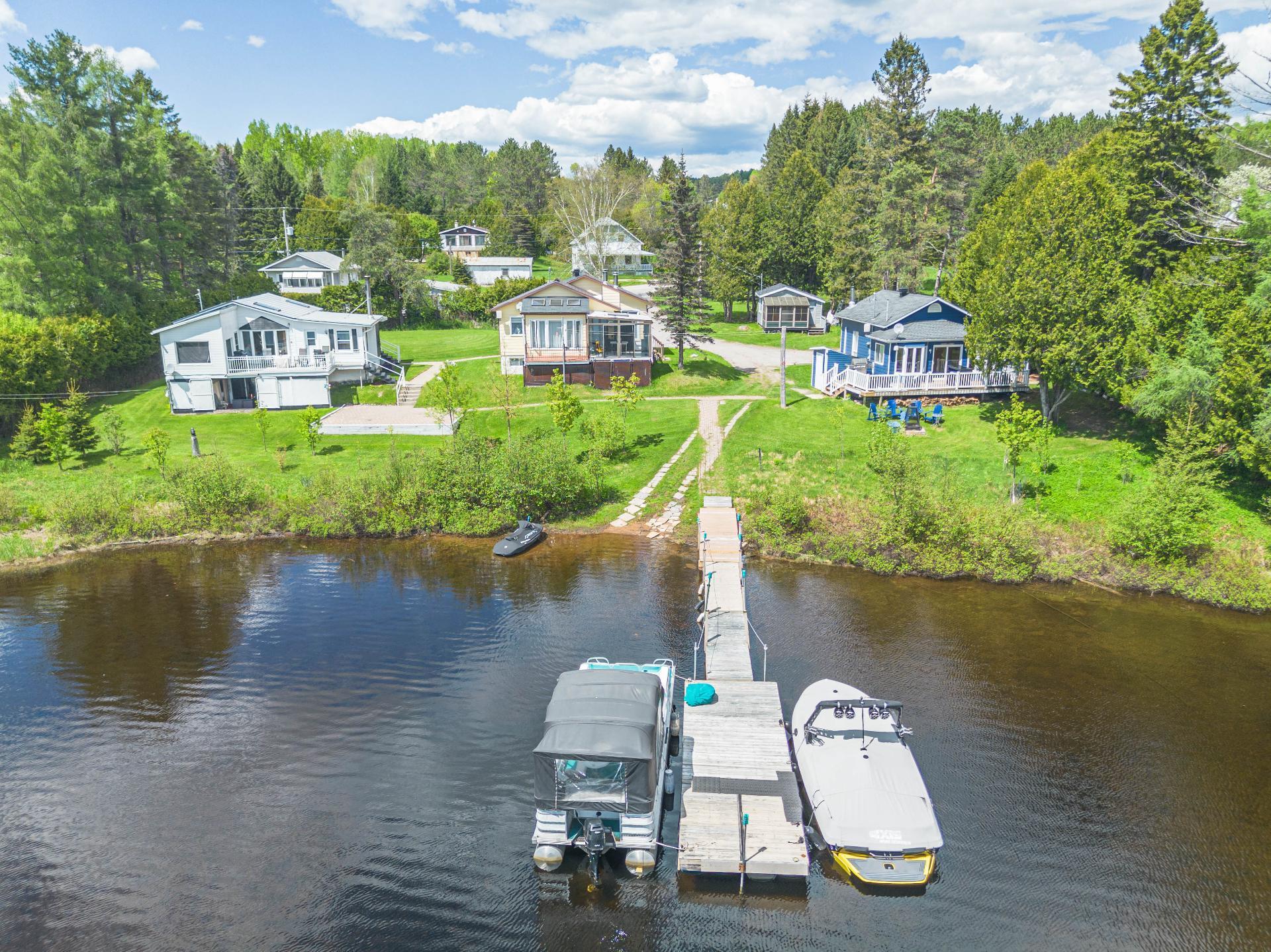 









103

 - 111


Ch. du Lac-aux-Bois-Francs O.

,
Rivière-Rouge,




QC
J0T1T0

