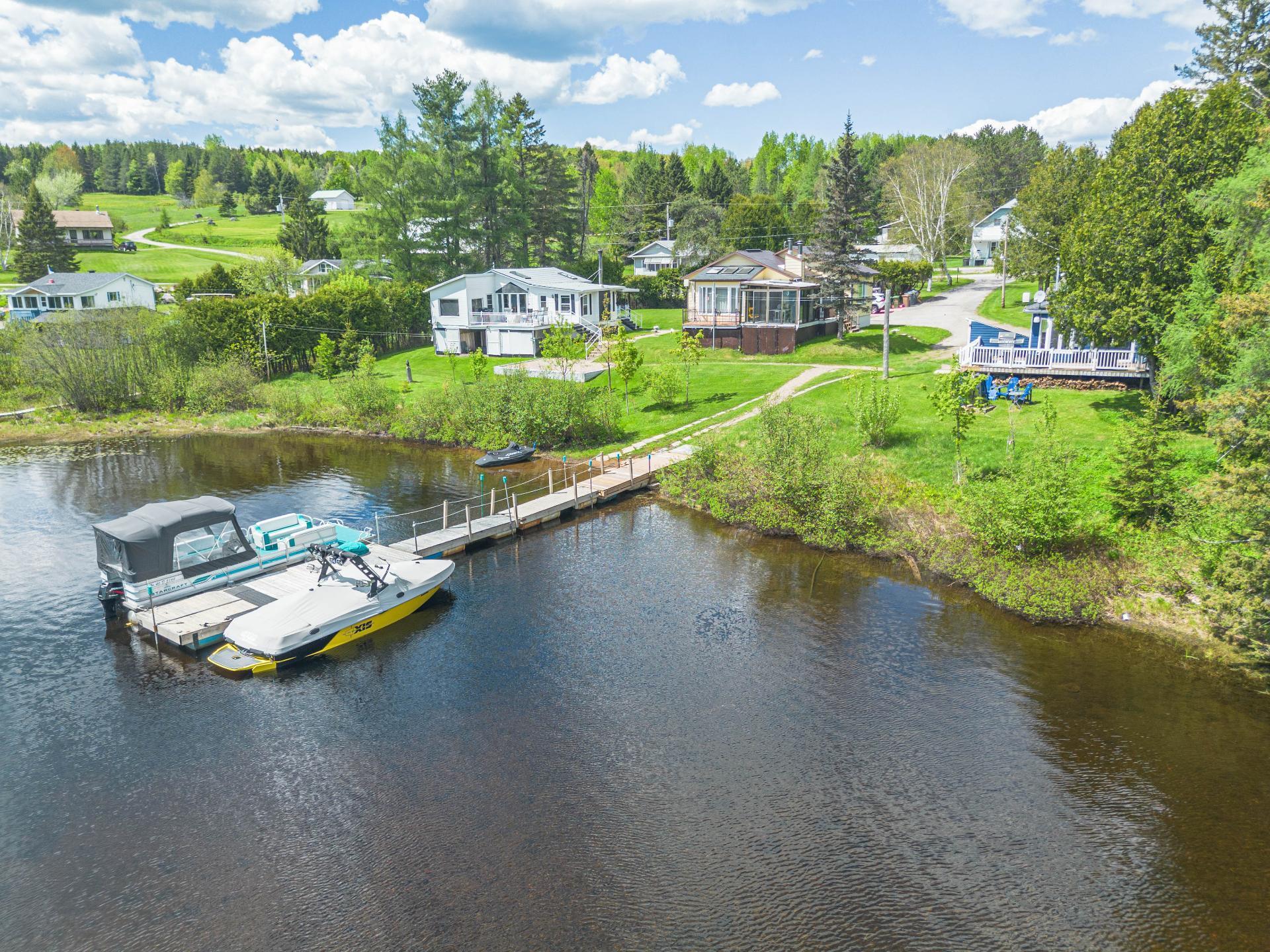 









103

 - 111


Ch. du Lac-aux-Bois-Francs O.

,
Rivière-Rouge,




QC
J0T1T0


