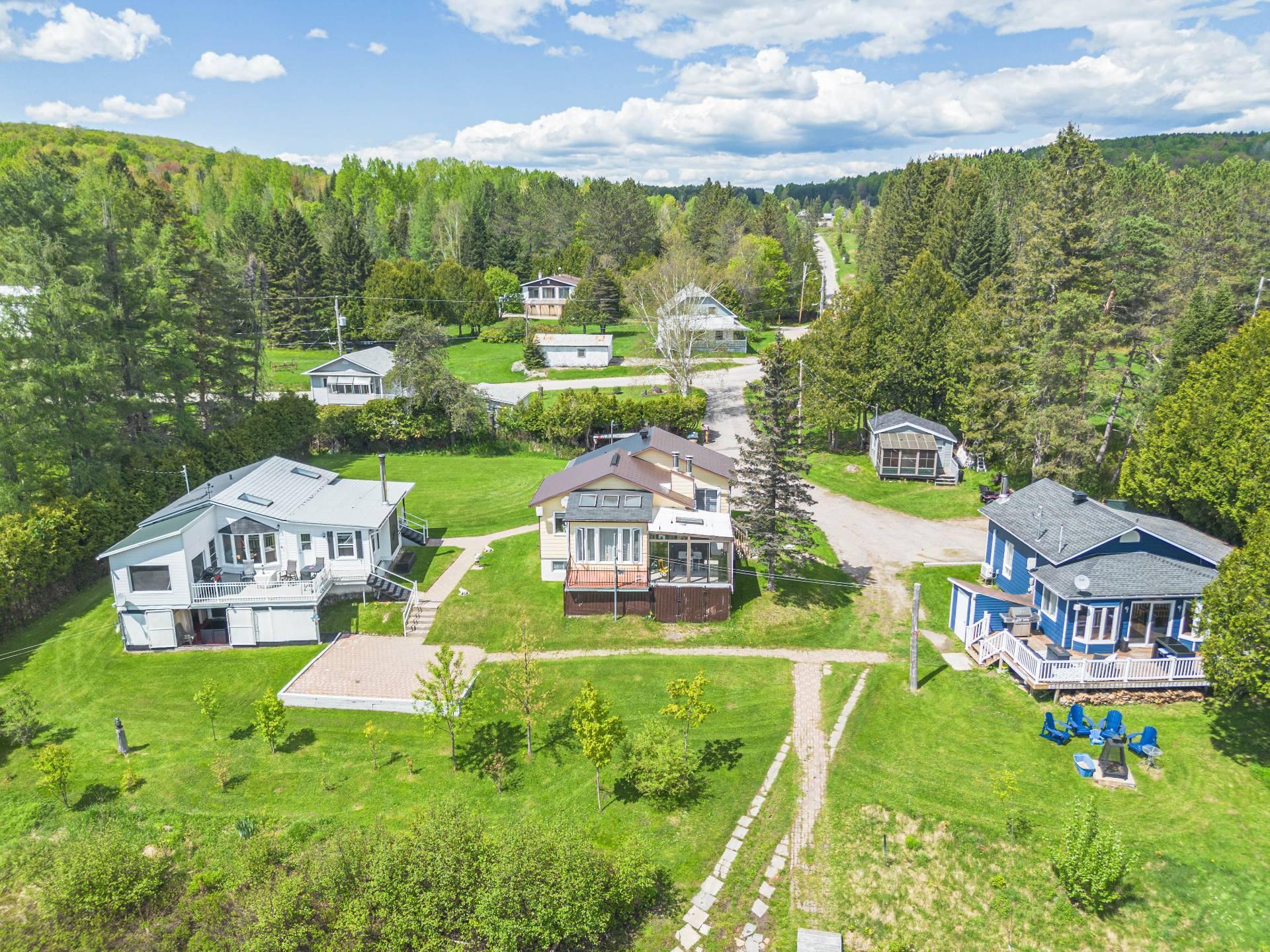 









103

 - 111


Ch. du Lac-aux-Bois-Francs O.

,
Rivière-Rouge,




QC
J0T1T0

