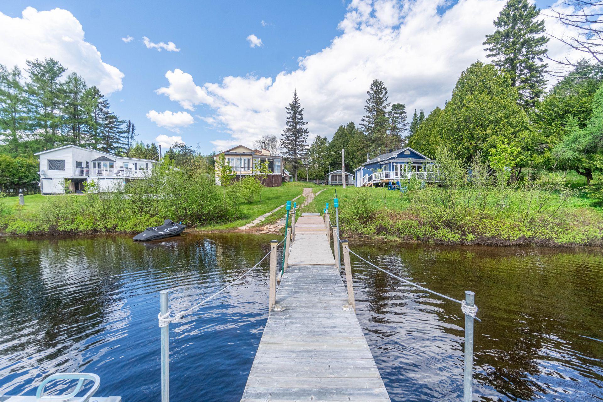









103

 - 111


Ch. du Lac-aux-Bois-Francs O.

,
Rivière-Rouge,




QC
J0T1T0

