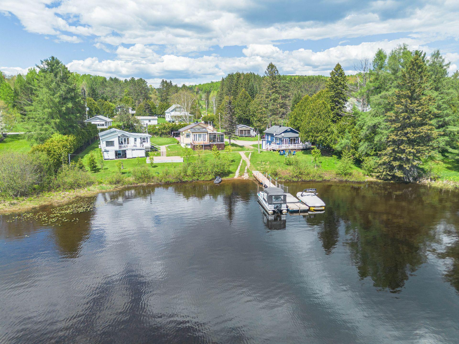 









103

 - 111


Ch. du Lac-aux-Bois-Francs O.

,
Rivière-Rouge,




QC
J0T1T0

