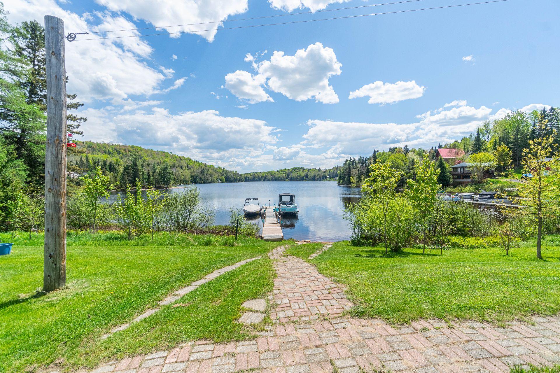 









103

 - 111


Ch. du Lac-aux-Bois-Francs O.

,
Rivière-Rouge,




QC
J0T1T0

