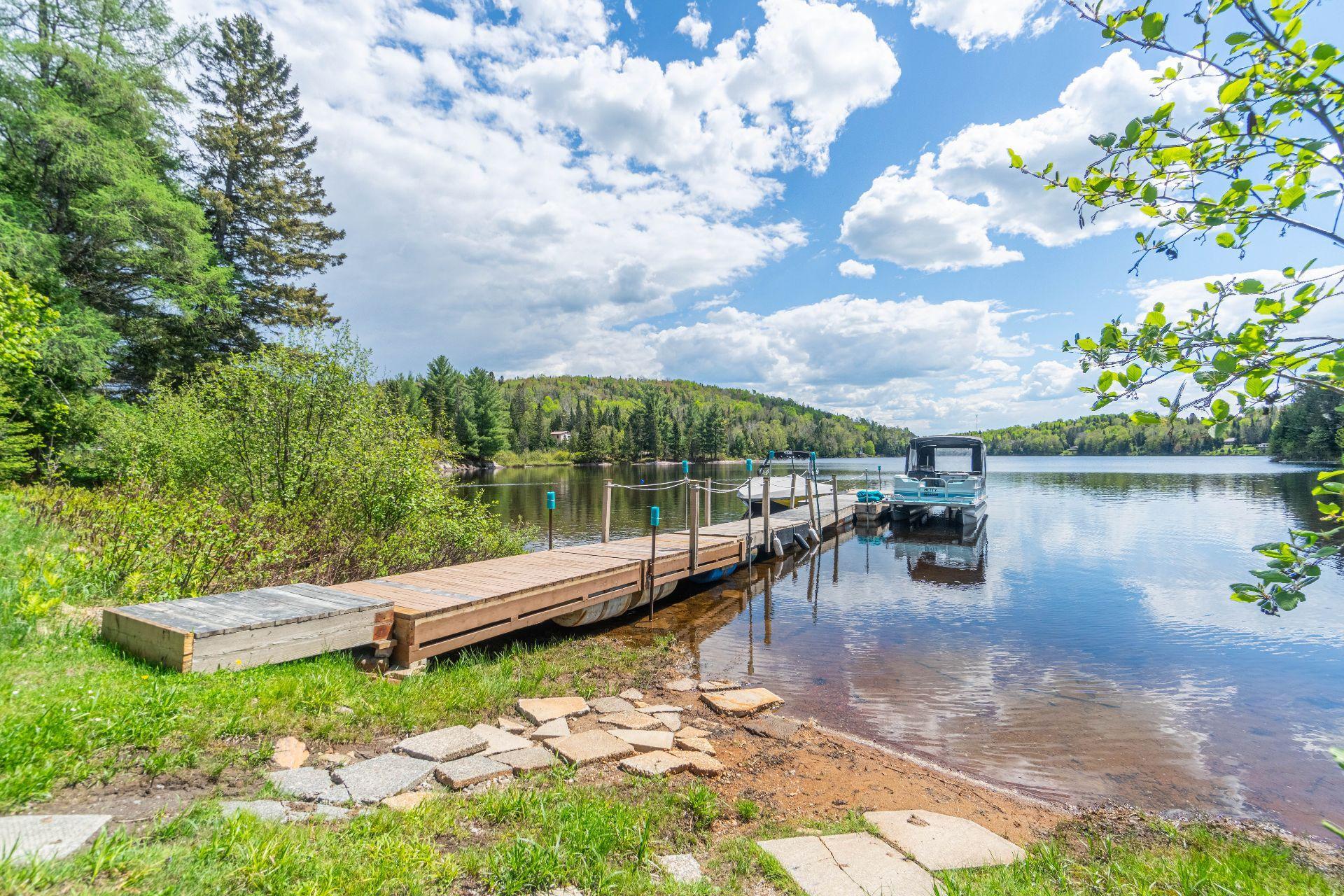 









103

 - 111


Ch. du Lac-aux-Bois-Francs O.

,
Rivière-Rouge,




QC
J0T1T0


