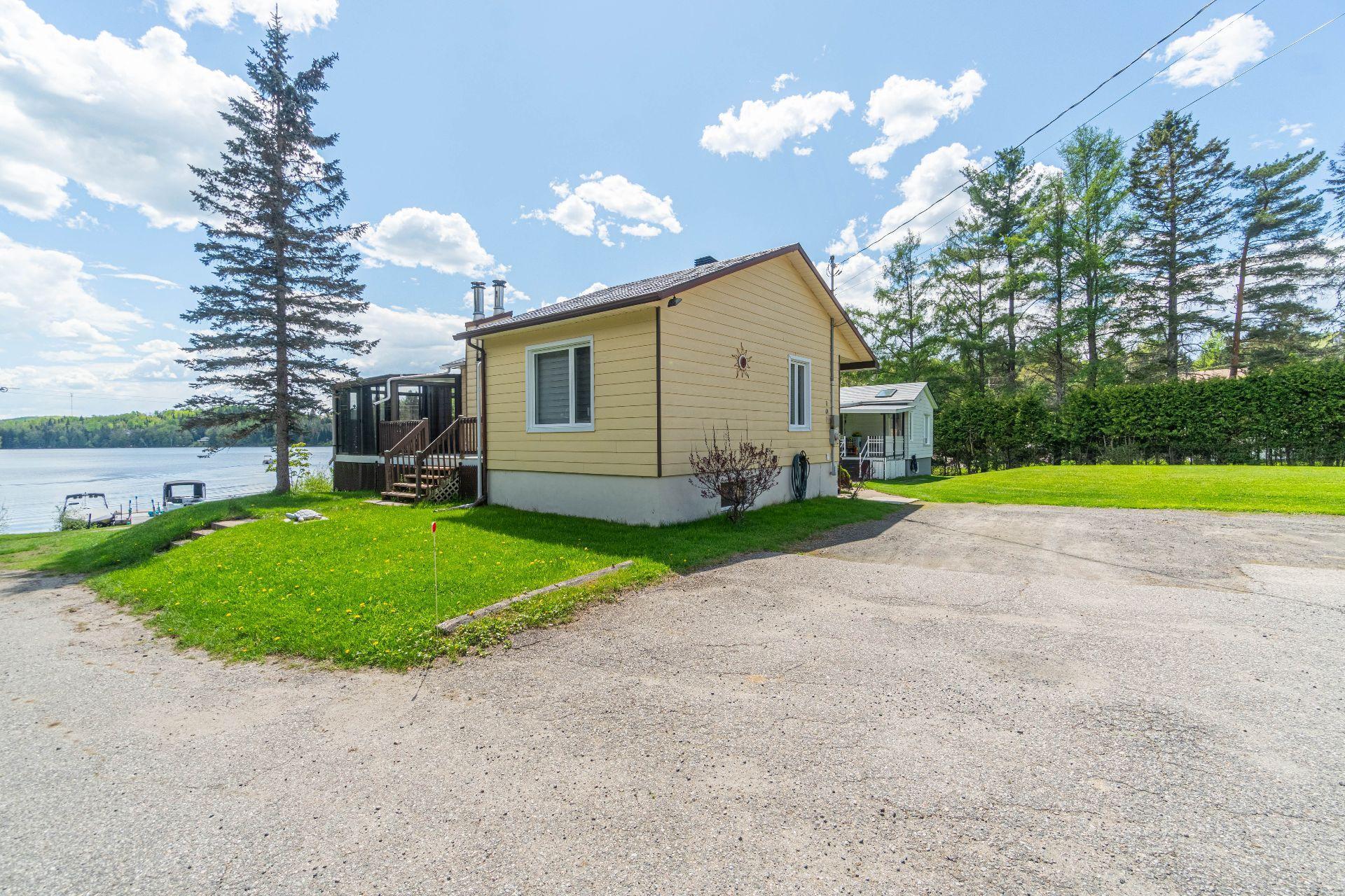 









103

 - 111


Ch. du Lac-aux-Bois-Francs O.

,
Rivière-Rouge,




QC
J0T1T0

