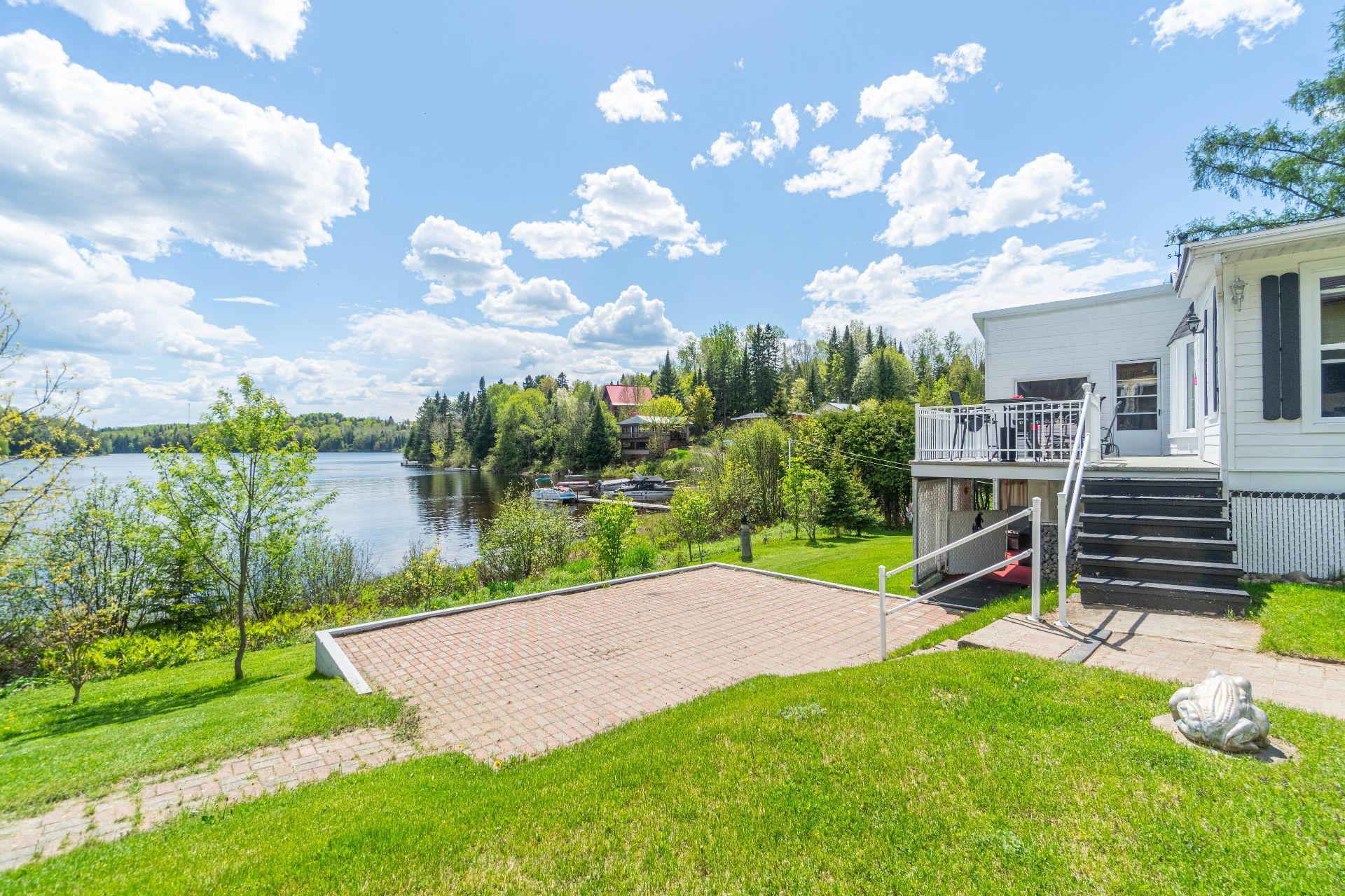 









103

 - 111


Ch. du Lac-aux-Bois-Francs O.

,
Rivière-Rouge,




QC
J0T1T0

