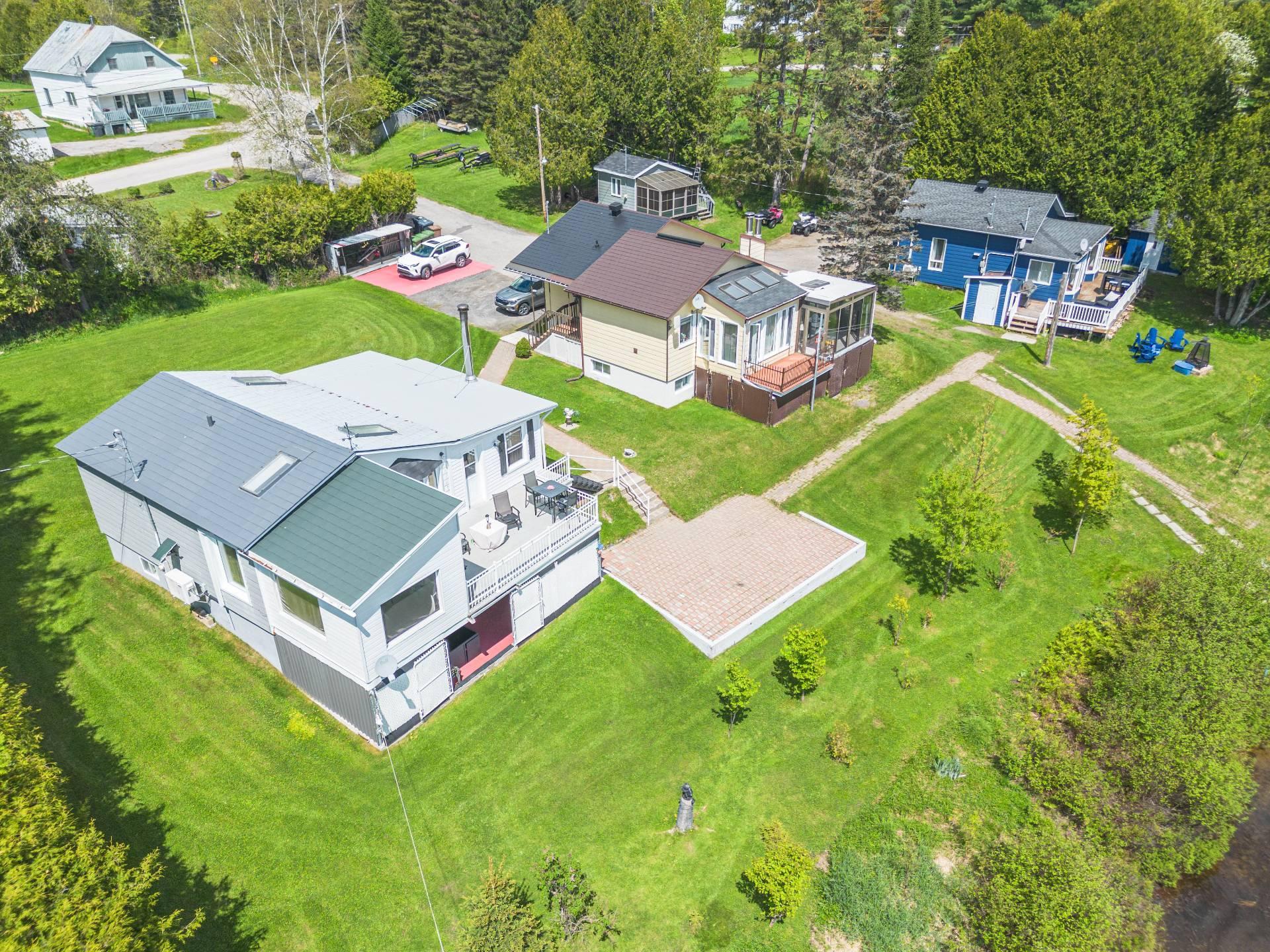 









103

 - 111


Ch. du Lac-aux-Bois-Francs O.

,
Rivière-Rouge,




QC
J0T1T0

