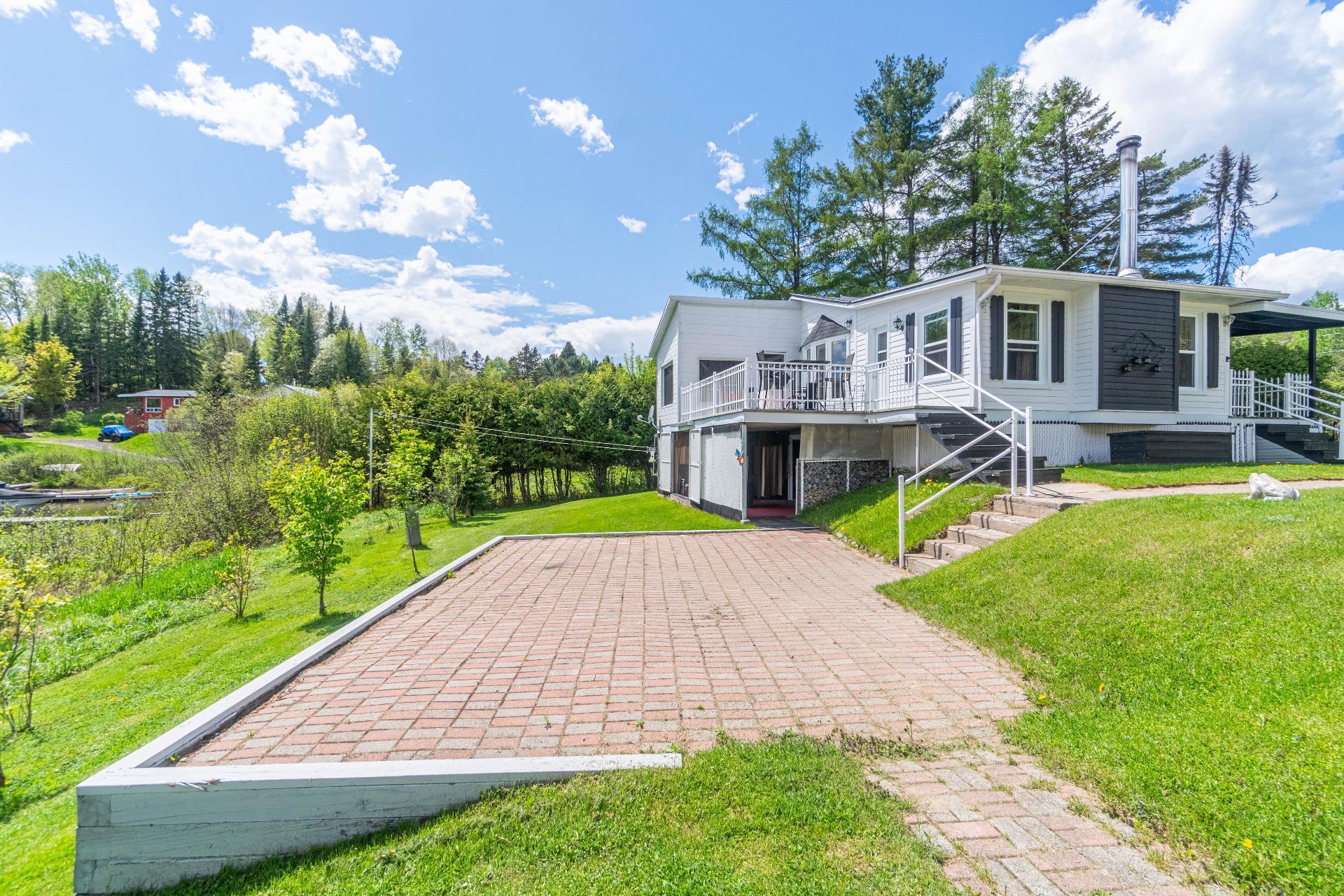 









103

 - 111


Ch. du Lac-aux-Bois-Francs O.

,
Rivière-Rouge,




QC
J0T1T0

