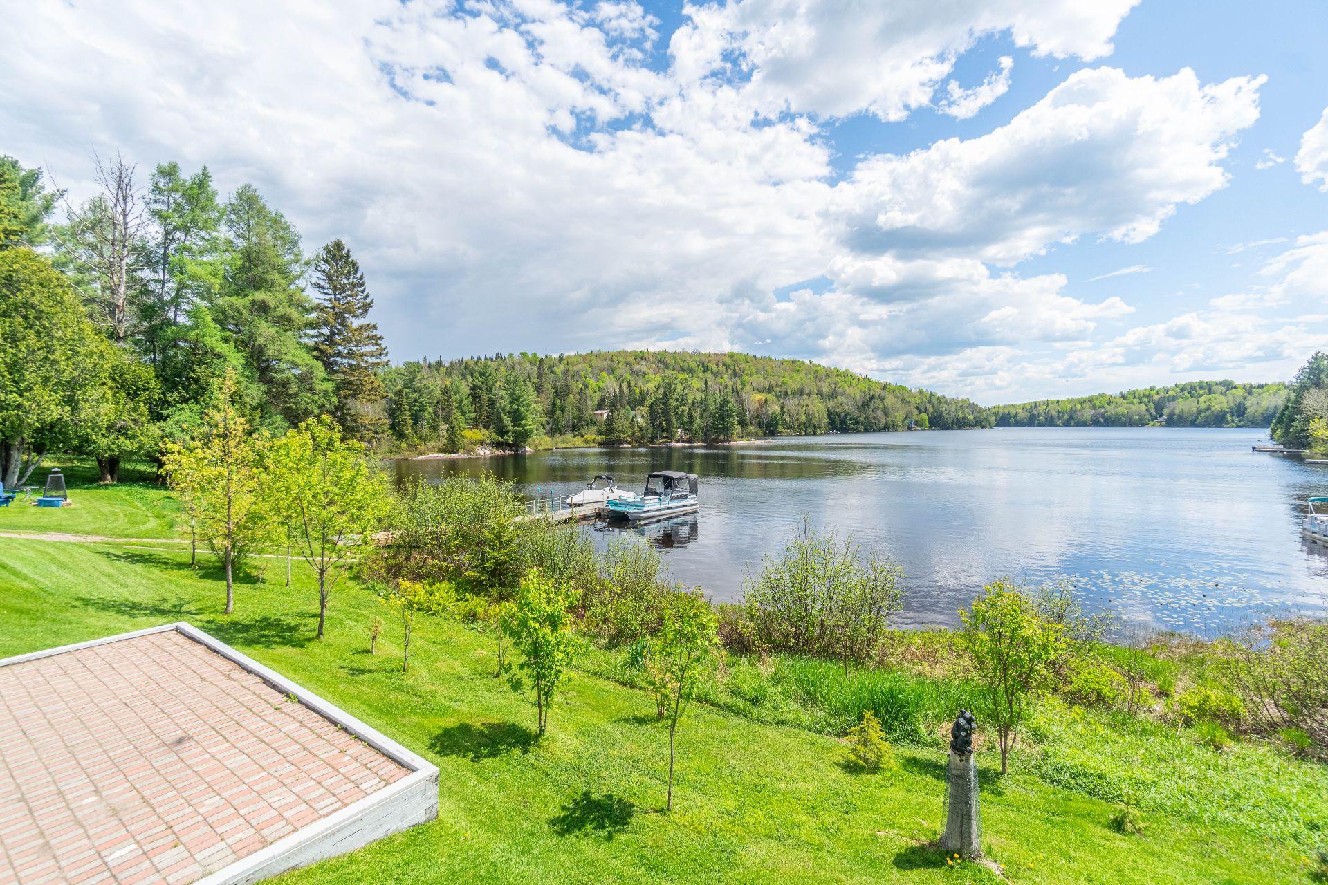 









103

 - 111


Ch. du Lac-aux-Bois-Francs O.

,
Rivière-Rouge,




QC
J0T1T0

