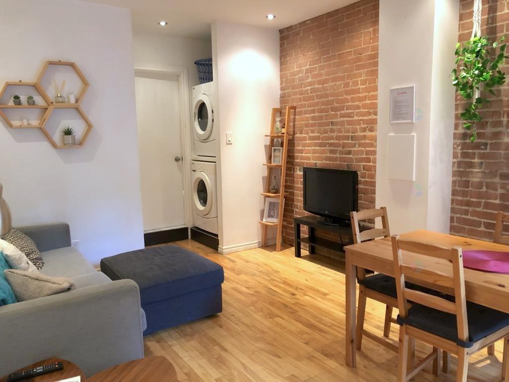 









4001


Rue St-Hubert

, 3,
Montréal (Le Plateau-Mont-Royal),




QC
H2L1B3

