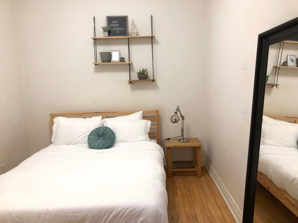 









4001


Rue St-Hubert

, 3,
Montréal (Le Plateau-Mont-Royal),




QC
H2L1B3

