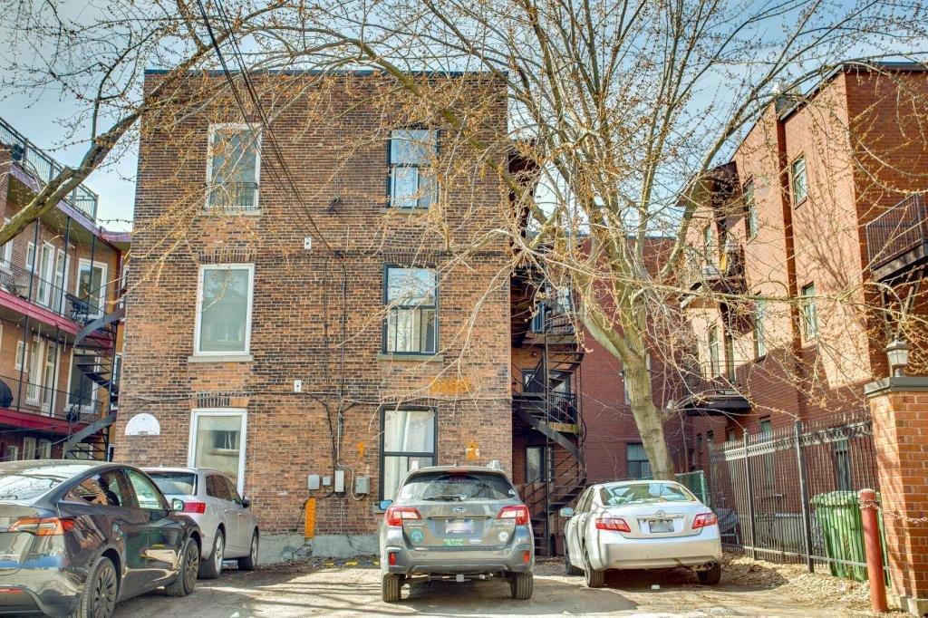 









4001


Rue St-Hubert

, 3,
Montréal (Le Plateau-Mont-Royal),




QC
H2L1B3

