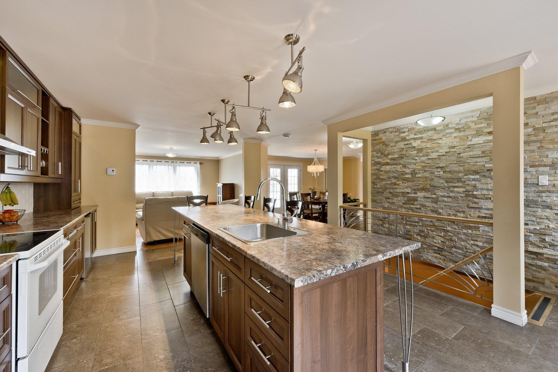 









3170Z


Rue King E.

,
Sherbrooke (Fleurimont),




QC
J1G5J3

