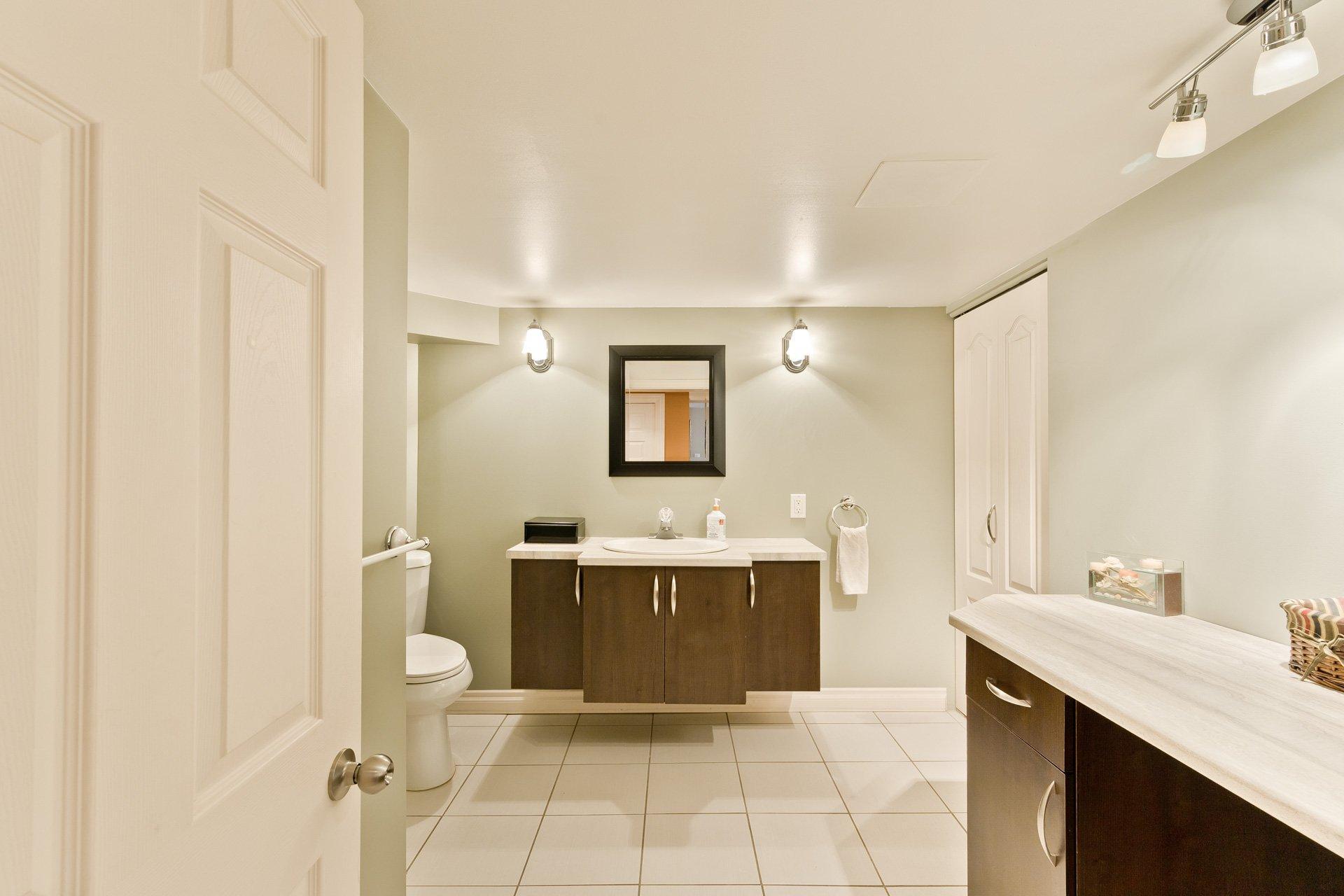 









3170Z


Rue King E.

,
Sherbrooke (Fleurimont),




QC
J1G5J3

