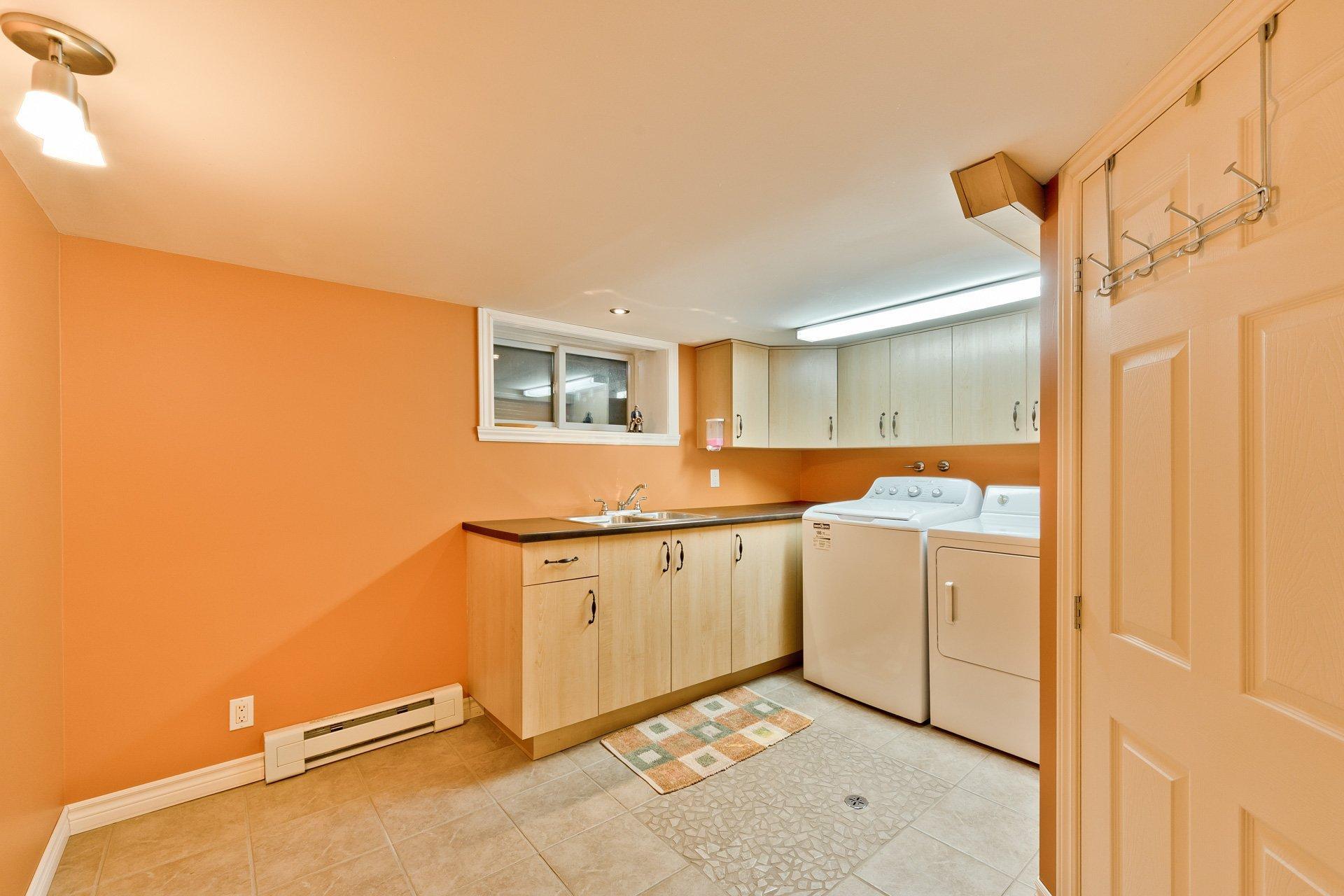 









3170Z


Rue King E.

,
Sherbrooke (Fleurimont),




QC
J1G5J3

