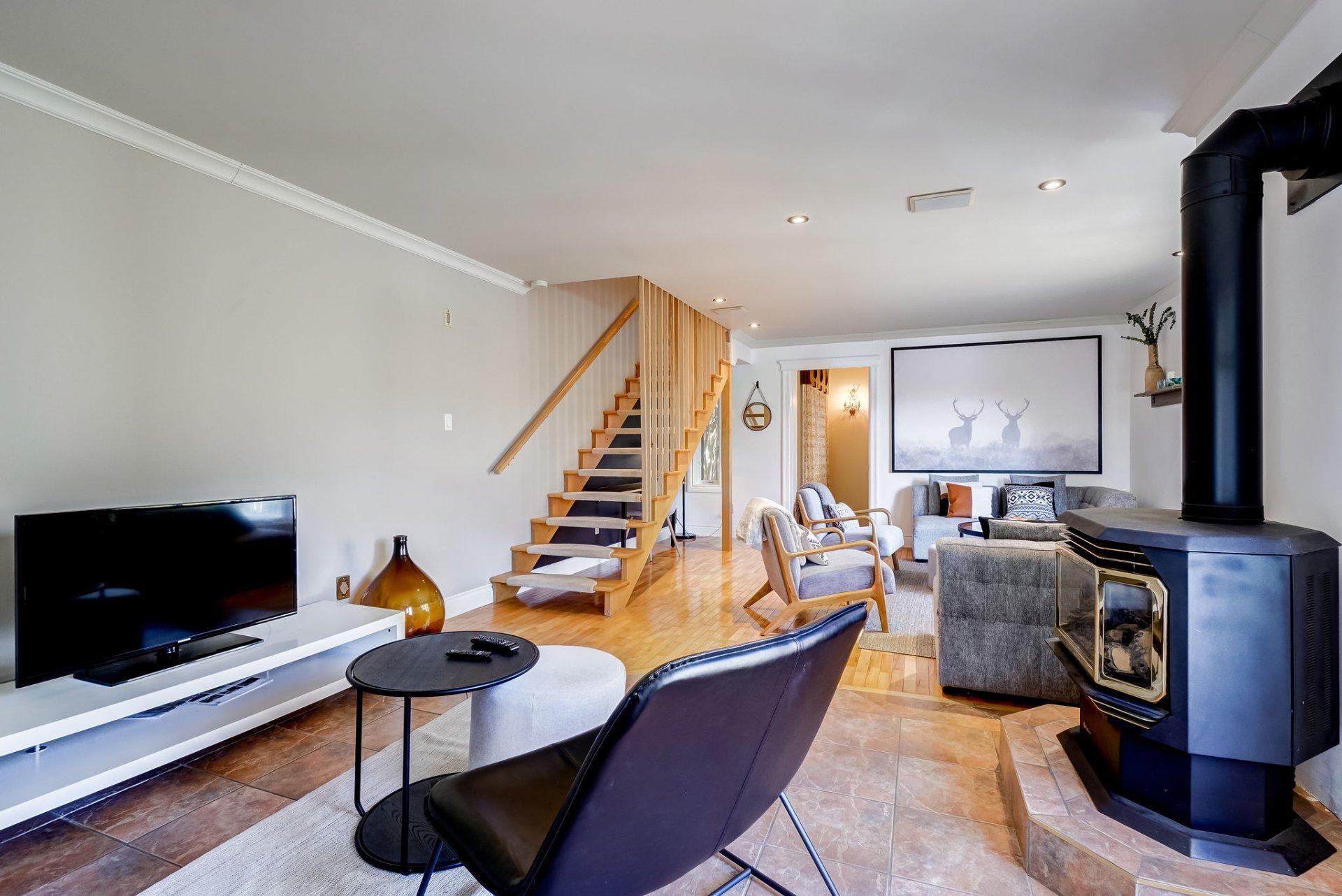 









126


Rue du Saut

,
Mont-Tremblant,




QC
J8E1K8

