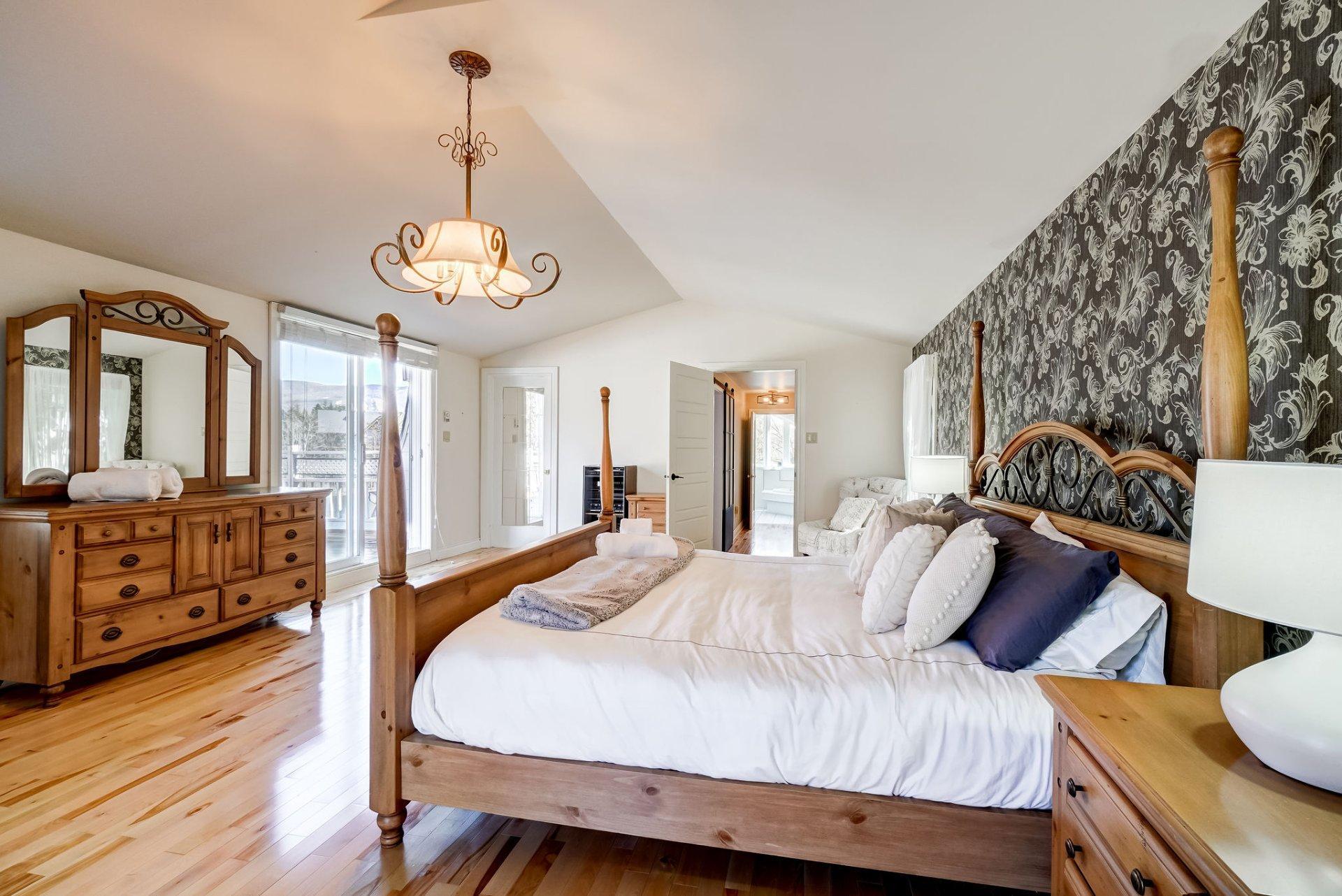 









126


Rue du Saut

,
Mont-Tremblant,




QC
J8E1K8

