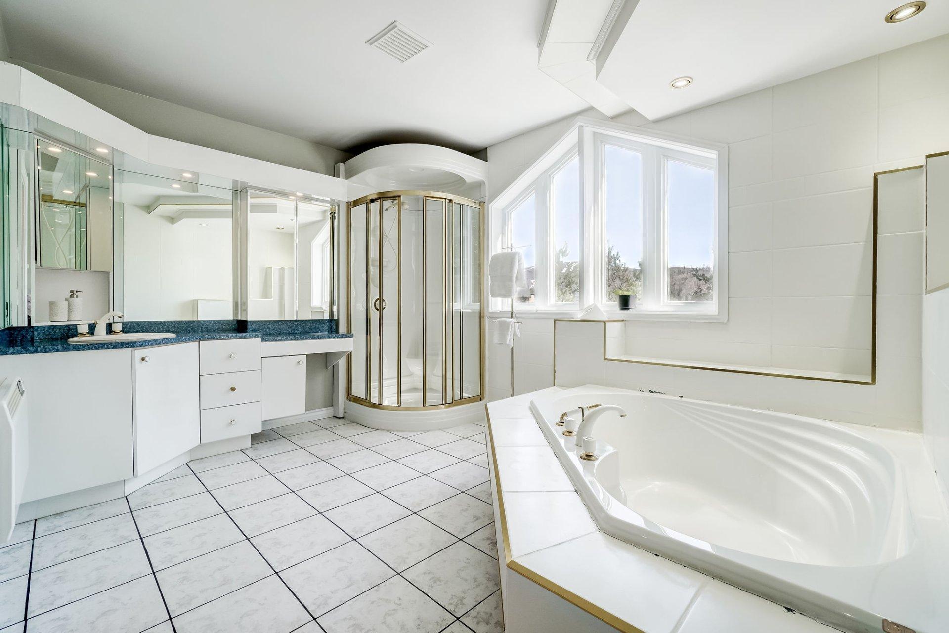 









126


Rue du Saut

,
Mont-Tremblant,




QC
J8E1K8

