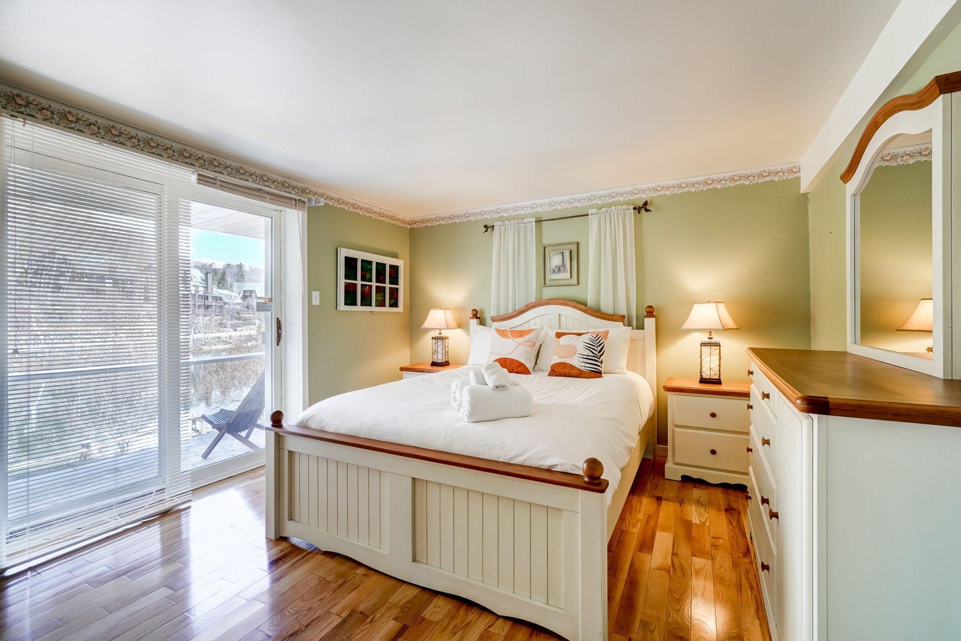 









126


Rue du Saut

,
Mont-Tremblant,




QC
J8E1K8

