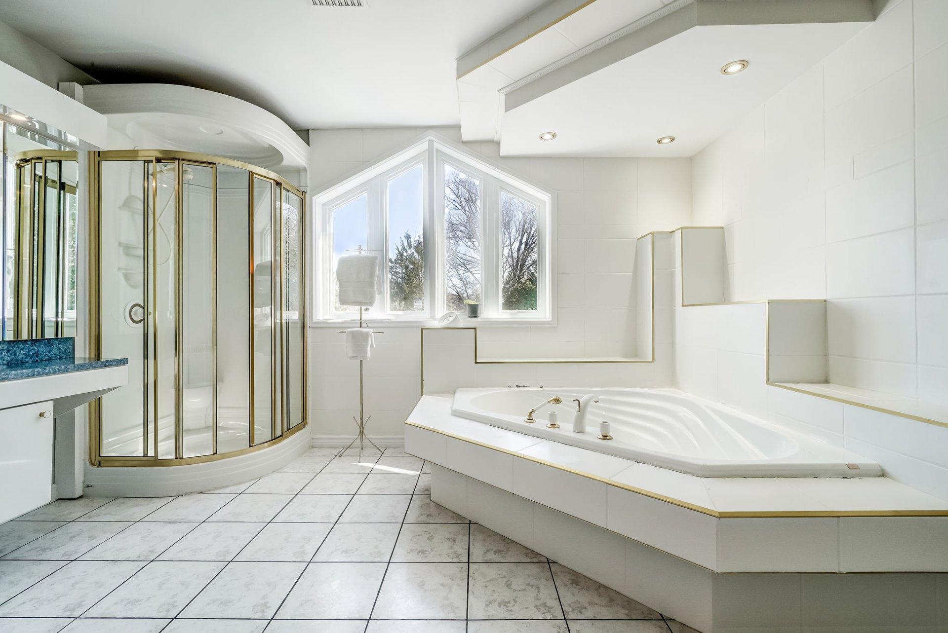 









126


Rue du Saut

,
Mont-Tremblant,




QC
J8E1K8

