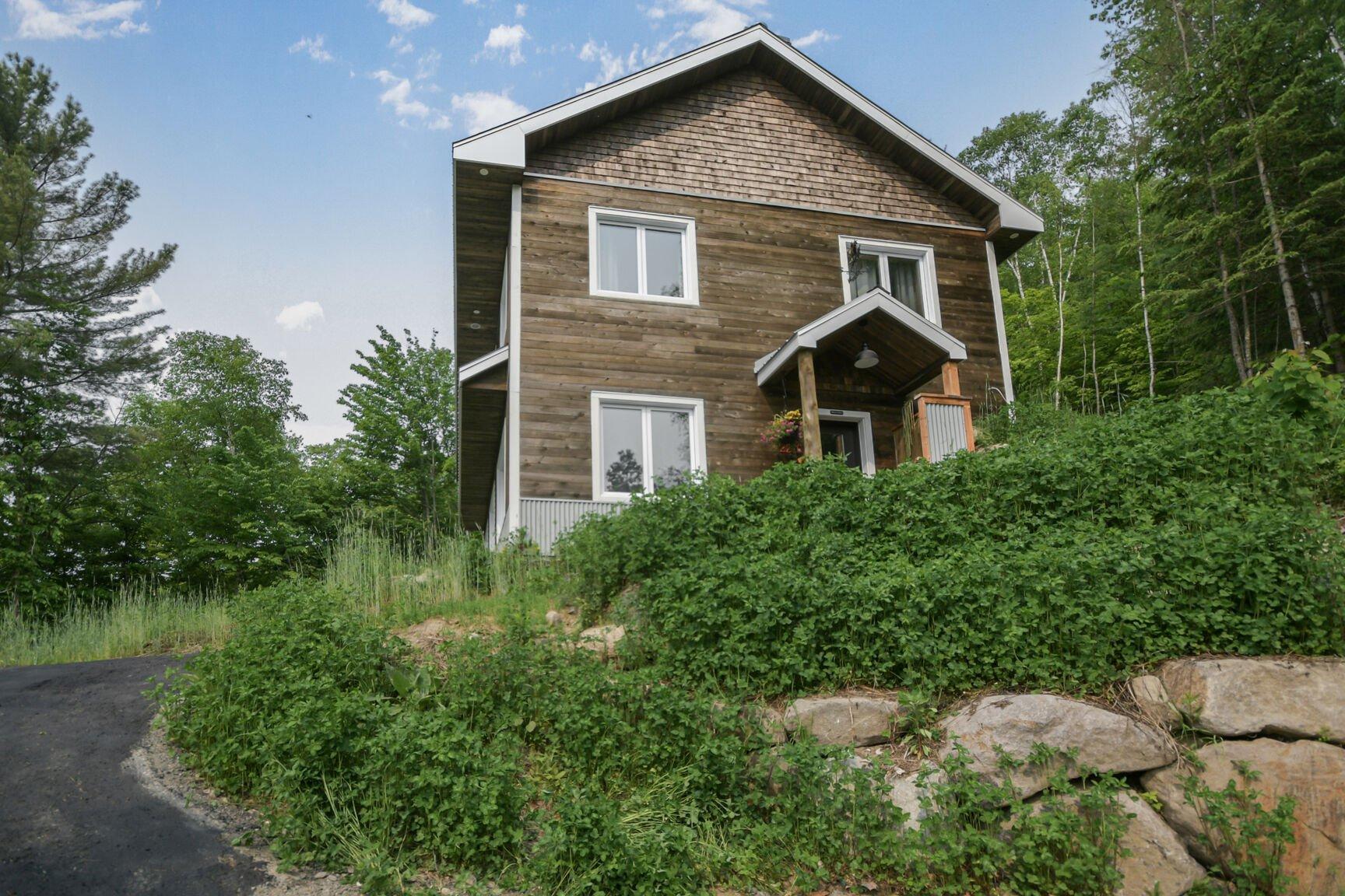 









2216


Rue de la Tourmente

,
Sainte-Adèle,




QC
J8B2W7

