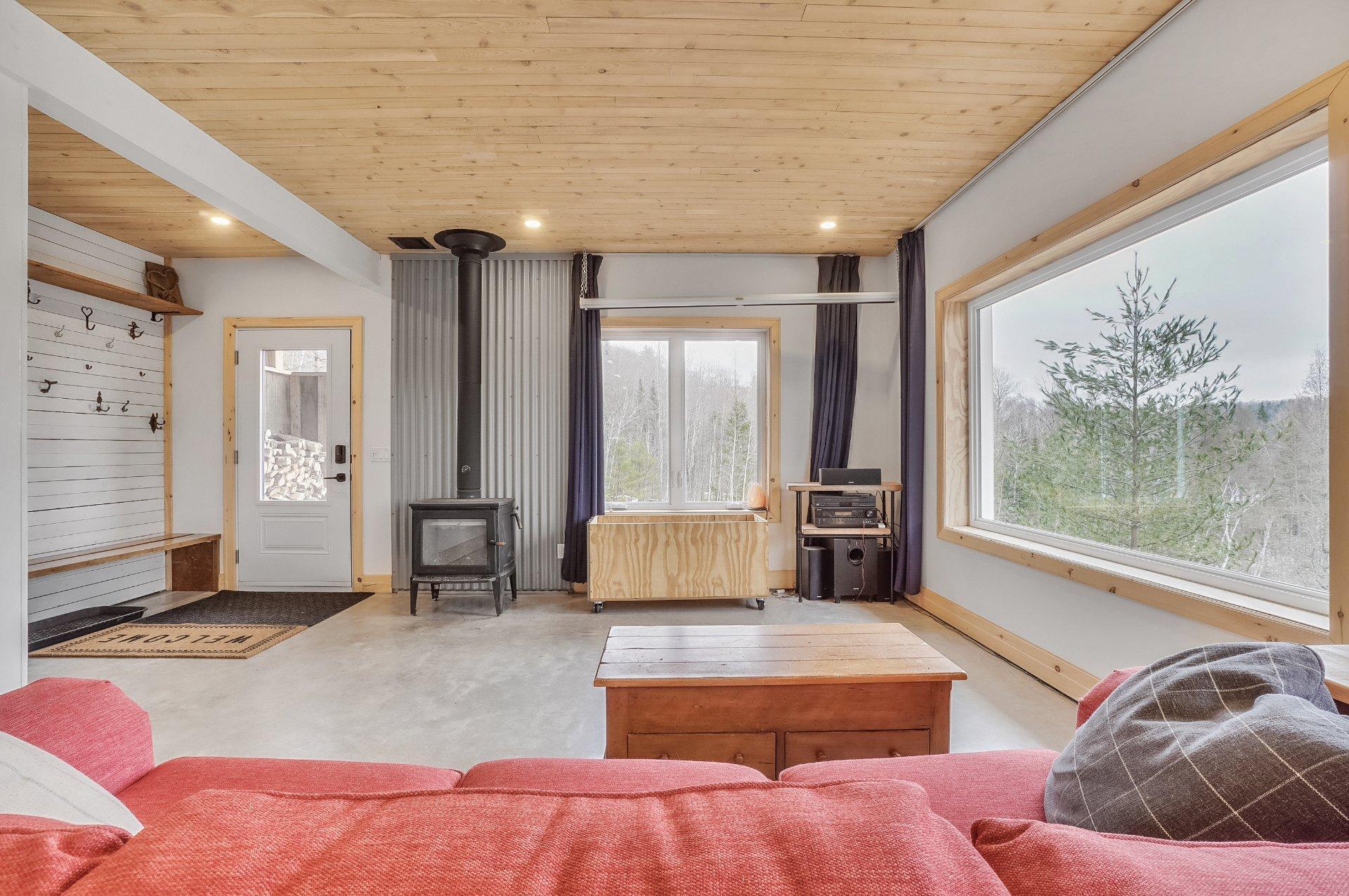 









2216


Rue de la Tourmente

,
Sainte-Adèle,




QC
J8B2W7

