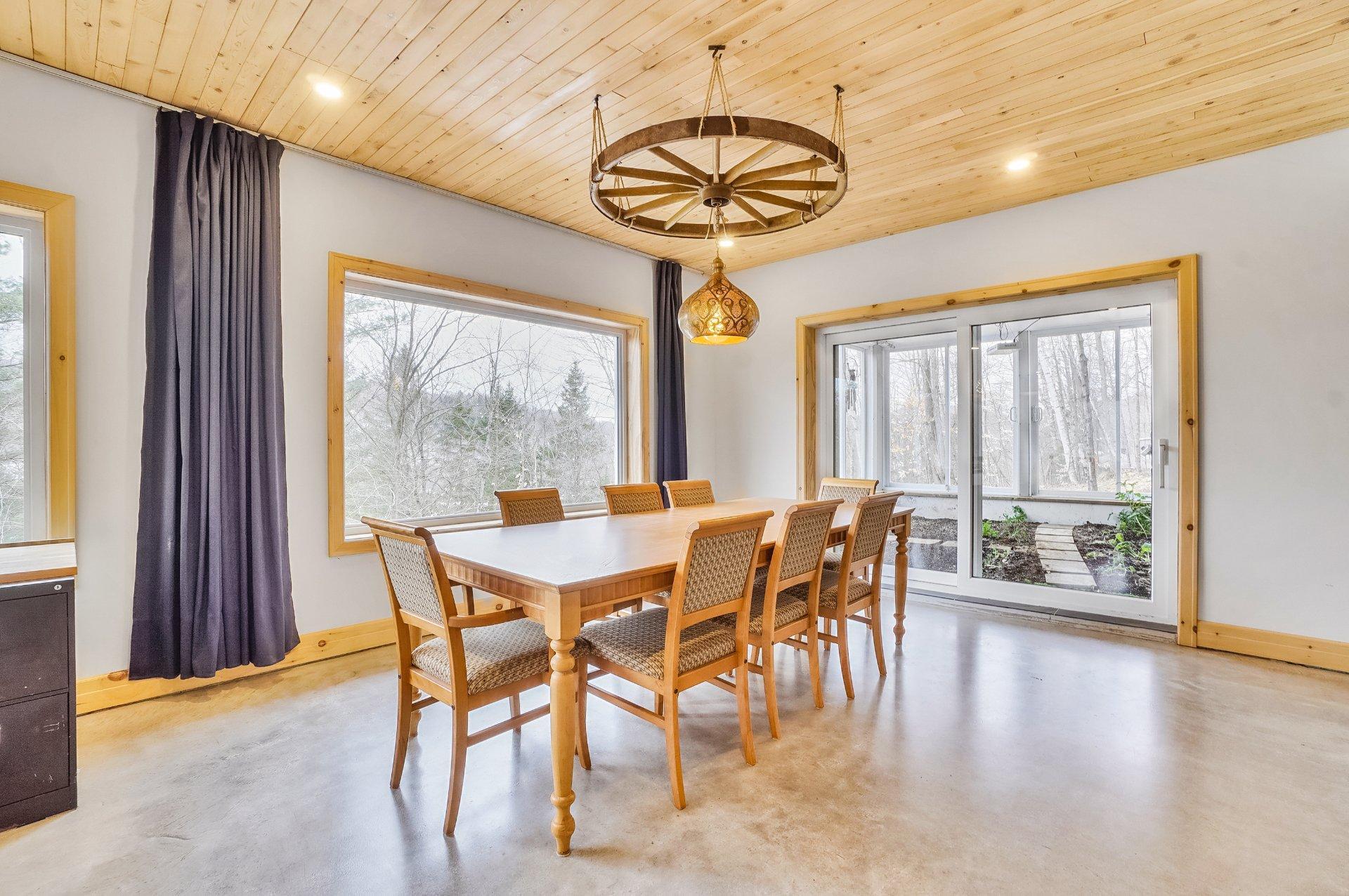 









2216


Rue de la Tourmente

,
Sainte-Adèle,




QC
J8B2W7

